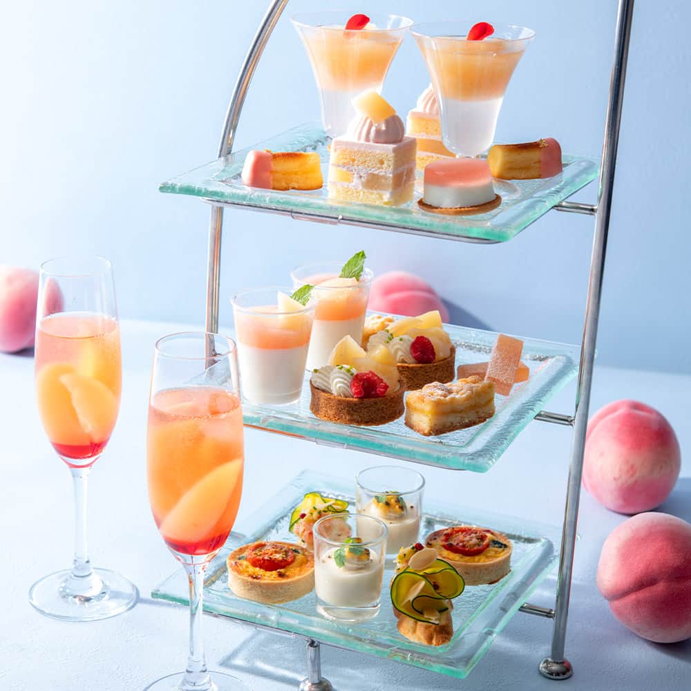 のインスタグラム：「🍑ピーチアフタヌーンティー🍑  ラウンジ＆バー「マリンブルー」では、7月1日より、フレッシュな桃を贅沢に用いたスイーツと、色鮮やかな夏野菜のセイボリーを合わせた「ピーチアフタヌーンティー」をご提供いたします。透明感のあるペールピンクに思わず心潤うひとときを、刻々と移り変わる海の景色とともにお愉しみください。  🔗 詳細・ご予約はプロフィールリンクよりご覧ください。  #ヨコハマグランドインターコンチネンタルホテル #マリンブルー #ピーチアフタヌーンティー #桃のアフタヌーンティー #ピーチ #桃スイーツ #サマーフルーツアフタヌーンティー #アフタヌーンティー #アフタヌーンティー巡り #ヌン活 #アフヌン #ホテルアフタヌーンティー #横浜アフタヌーンティー #インターコンチネンタル横浜 #横浜グランドインターコンチネンタルホテル #横浜ホテル #intercontinentalyokohamagrand #marineblue #afternoontea #afternoonteainyokohama」