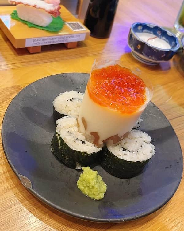 トロたんのインスタグラム：「めっちゃ映えちゃうお寿司屋さん🍣💓 浅草すしさん🍣💓 浅草横町で素敵な創作寿司はいかが🤤、？ もちろん本格的なお寿司も美味しいよ🍣💓  炙り中トロがだいすきです！ 季節にぴったりの ドリンクもあります🍻 #浅草横町 #浅草横町アンバサダー #浅草　#浅草グルメ #浅草観光 #asakusa #Japan #japantravel #japantrip #東京観光　#東京グルメ #tokyo ＃オーディション　＃アンバサダー　 #YouTube #youtuber #食い倒れ」