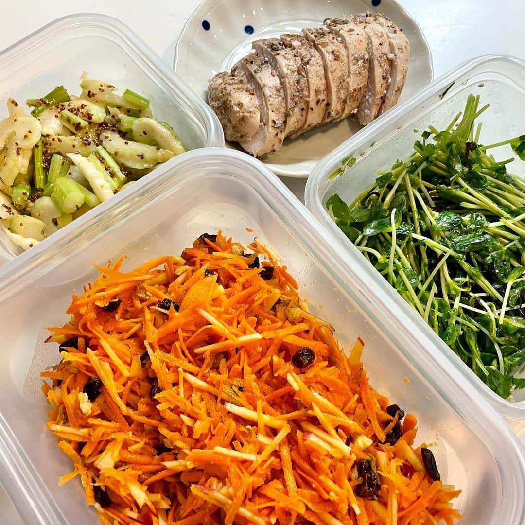 西野未姫のインスタグラム：「作り置き😊  ⭐️キャロットラペ ⭐️豆苗ナムル ⭐️胸肉サラダチキン ⭐️セロリのマスタード和え  にんじん＋オリーブオイル＋ナッツで抗酸化作用アップ✨✨ 資格の勉強で学んだことを実践してみました☺️  #作り置き #けーの健康のために #ビタミン不足でニキビできていたので #野菜とタンパク質たくさん食べてもらえるように #でもキャロットラペはそんな好きじゃないらしい #にんじん食べるならならカラムーチョ入れてにんじんカラムーチョにしたがる #ヘルシーそうで高カロリー #それを阻止します」