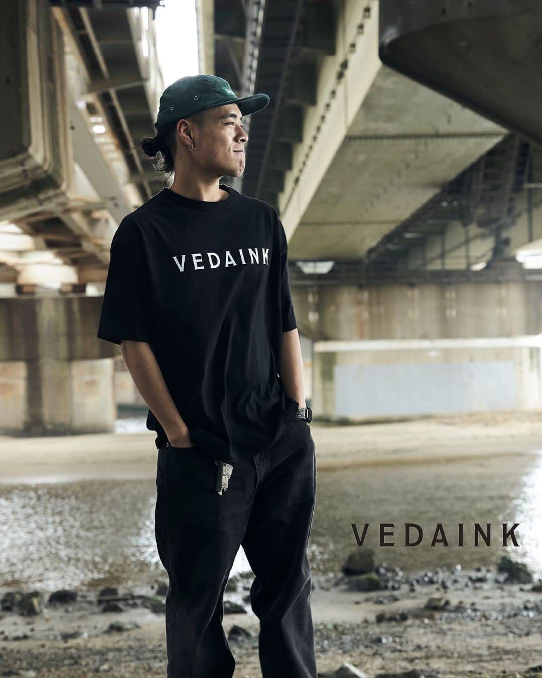 VEDAINK （ヴェーダインク）のインスタグラム：「#Tシャツはシンプルがいい ブラック特集  夏でも大人気の黒Tシャツ。 性別に関わらずコーデも合わせやすい。  黒×白プリントは定番中の定番、 何枚持っていても損はなし。  普段使いからオシャレする日まで、 お気に入りの1枚を持っておこう。  📲詳しくはプロフィールのURLをタップ 衣類のロゴ印刷は @vedainkjp へ  ーーーーーーーーーーーーーーーーー ▼VEDAINK LINE公式アカウント LINE＠友達登録でカンタンお問い合わせ！ ハイライト欄の「注文・相談」をチェック🔍 ーーーーーーーーーーーーーーーーー  #VEDAINK #ヴェーダインク」