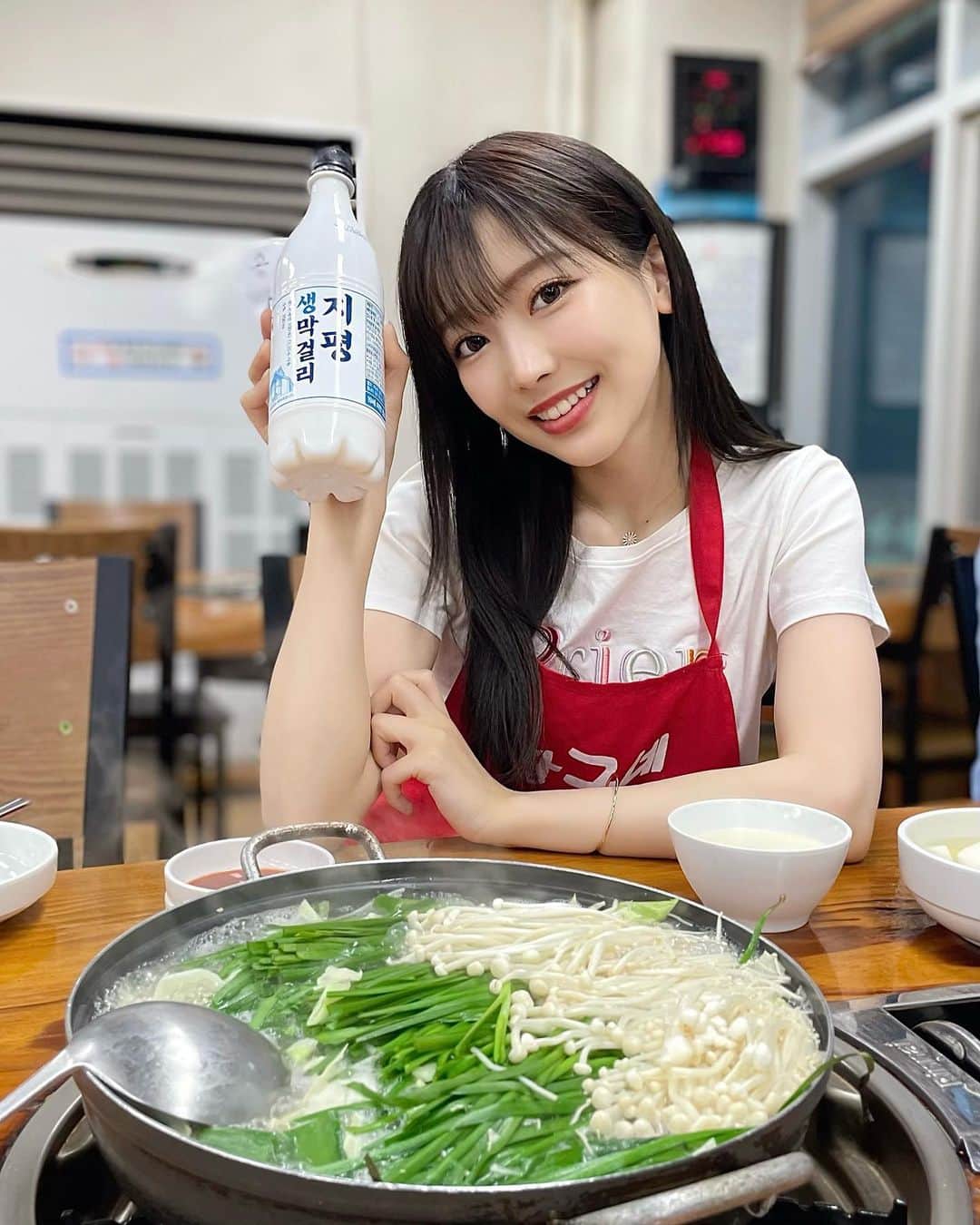 のインスタグラム：「アニョハセヨ〜🍲 韓国で食べたタコ鍋のお店( ᐢ˙꒳​˙ᐢ ) . みゆうとマッコリ飲んでみたよ☺️ 美味しかった思い出✨ なべたべたーい( ˙࿁˙ ) . . . #韓国料理屋 #韓国 #韓国グルメ  #korea #koreatravel #韓国旅行」