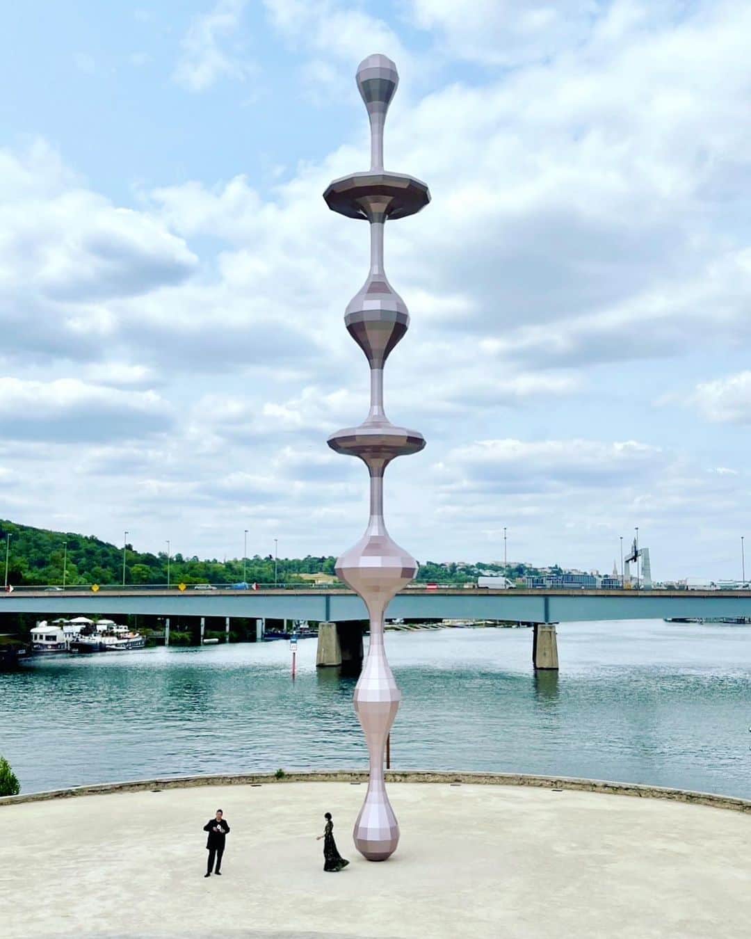 清川あさみさんのインスタグラム写真 - (清川あさみInstagram)「PARIS.🇫🇷  My husband Kohei 's largest ever sculpture "Ether (Equality) We were there for a short while to attend the unveiling of the sculpture on the Seine River in France .  It took long time since Kohei started to realize this project. Thank you for your hard work. This work, with its universal motifs of water and gravity, seems to balance various problems in the world.  We will definitely visit the Louvre and other places with our family again. Next time I will bring my children and visit again after a long time.  Next month, I will be unveiling a public art of mine in Japan. I am looking forward to it.  Ether (Equality) is to be unveiled soon.  Courtesy of SCAI THE BATHHOUSE and Pace Gallery @scaithebathhouse @pacegallery   フランス・パリ近郊のセーヌ川の中州、セガン島の先端に位置するモニュメントとして夫の大型彫刻作品が完成し公開式典が28日開かれ参加してきました。  沢山のパリの関係者や沢山の友人も来てくださり素敵な時間になりました。  「Ether（Equality)」は世界の様々な問題のバランスをとっているかのようでした。  この話が来てから実現するまで時間がかかったので、無事に完成してよかったです。  お疲れ様でございました！  ルーヴルでの発表以来のparisで、その時はお腹に次男がいて、長男が二歳頃だったのですが、深い思い出が沢山ある場所です。弾丸でしかたがまた家族で必ず訪れる場所が増えました。次回は子供達も連れて久々に来ようと思います。  実は来月は私も日本で大きなパブリック作品がお披露目されます。こちらも楽しみ。  with @hautsdeseine and @danae.io #koheinawa @nawa_kohei  #名和晃平 #ileseguin #hautsdeseine #seinedepartment #asamikiyokawa #セーヌ川 #パブリックアート」6月30日 19時17分 - asami_kiyokawa