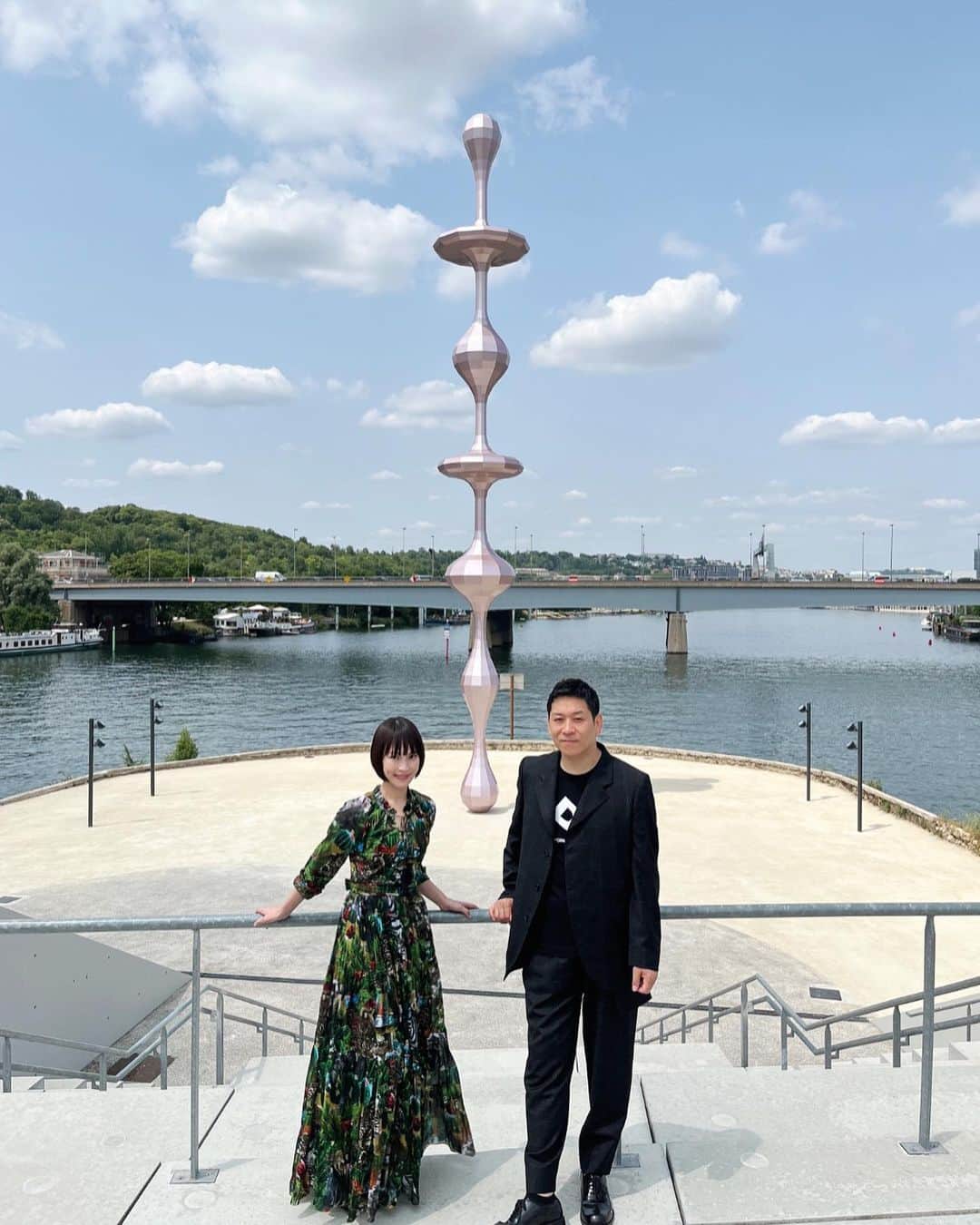 清川あさみのインスタグラム：「PARIS.🇫🇷  My husband Kohei 's largest ever sculpture "Ether (Equality) We were there for a short while to attend the unveiling of the sculpture on the Seine River in France .  It took long time since Kohei started to realize this project. Thank you for your hard work. This work, with its universal motifs of water and gravity, seems to balance various problems in the world.  We will definitely visit the Louvre and other places with our family again. Next time I will bring my children and visit again after a long time.  Next month, I will be unveiling a public art of mine in Japan. I am looking forward to it.  Ether (Equality) is to be unveiled soon.  Courtesy of SCAI THE BATHHOUSE and Pace Gallery @scaithebathhouse @pacegallery   フランス・パリ近郊のセーヌ川の中州、セガン島の先端に位置するモニュメントとして夫の大型彫刻作品が完成し公開式典が28日開かれ参加してきました。  沢山のパリの関係者や沢山の友人も来てくださり素敵な時間になりました。  「Ether（Equality)」は世界の様々な問題のバランスをとっているかのようでした。  この話が来てから実現するまで時間がかかったので、無事に完成してよかったです。  お疲れ様でございました！  ルーヴルでの発表以来のparisで、その時はお腹に次男がいて、長男が二歳頃だったのですが、深い思い出が沢山ある場所です。弾丸でしかたがまた家族で必ず訪れる場所が増えました。次回は子供達も連れて久々に来ようと思います。  実は来月は私も日本で大きなパブリック作品がお披露目されます。こちらも楽しみ。  with @hautsdeseine and @danae.io #koheinawa @nawa_kohei  #名和晃平 #ileseguin #hautsdeseine #seinedepartment #asamikiyokawa #セーヌ川 #パブリックアート」