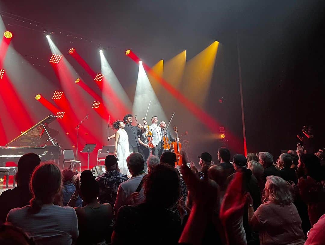 上原ひろみさんのインスタグラム写真 - (上原ひろみInstagram)「Always such a pleasure to be back at Montreal Jazz Festival, where one of the most musical and passionate audience exists. Thank you everyone for sharing the beautiful moments!」6月30日 19時18分 - hiromimusic
