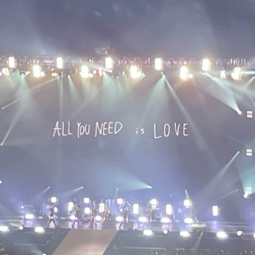 のインスタグラム：「【推し事】  昨夜はBiSHの解散ライブを観に東京ドームへ。  僕はアイドルさんのことを、よく春のお花見にたとえることがあります。  季節が訪れたときのワクワク感、満開のときの楽しさ、散っていくときの儚さ、その期間限定の美しさが、桜の魅力であり、アイドルも似ていると思うからです。  そして昨夜は、とんでもない桜を目にしました。  あんな桜吹雪見たことない。僕が松尾芭蕉なら、筆が止まらず、ライブ中に20句は詠んでいたと思います。  BiSH、8年間ありがとう。最高の季節でした。  #BiSH #BiSH東京ドーム #BiSHバイバイ #BiSHどハマり芸人  #メンバー #ガクテンソク奥田」