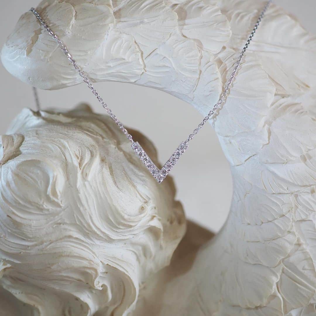 のインスタグラム：「Pt900 & V Diamond necklace  オーダーメイドで製作したダイヤモンドVネックレス💎  【POP-UP SHOP】 7月26日(水)〜8月1日(火) 岩田屋本店 新館 10:00-20:00  #tsuneokajewelry#プラチナ#ダイヤモンド#ネックレス#オーダーメイド#ジュエリー」
