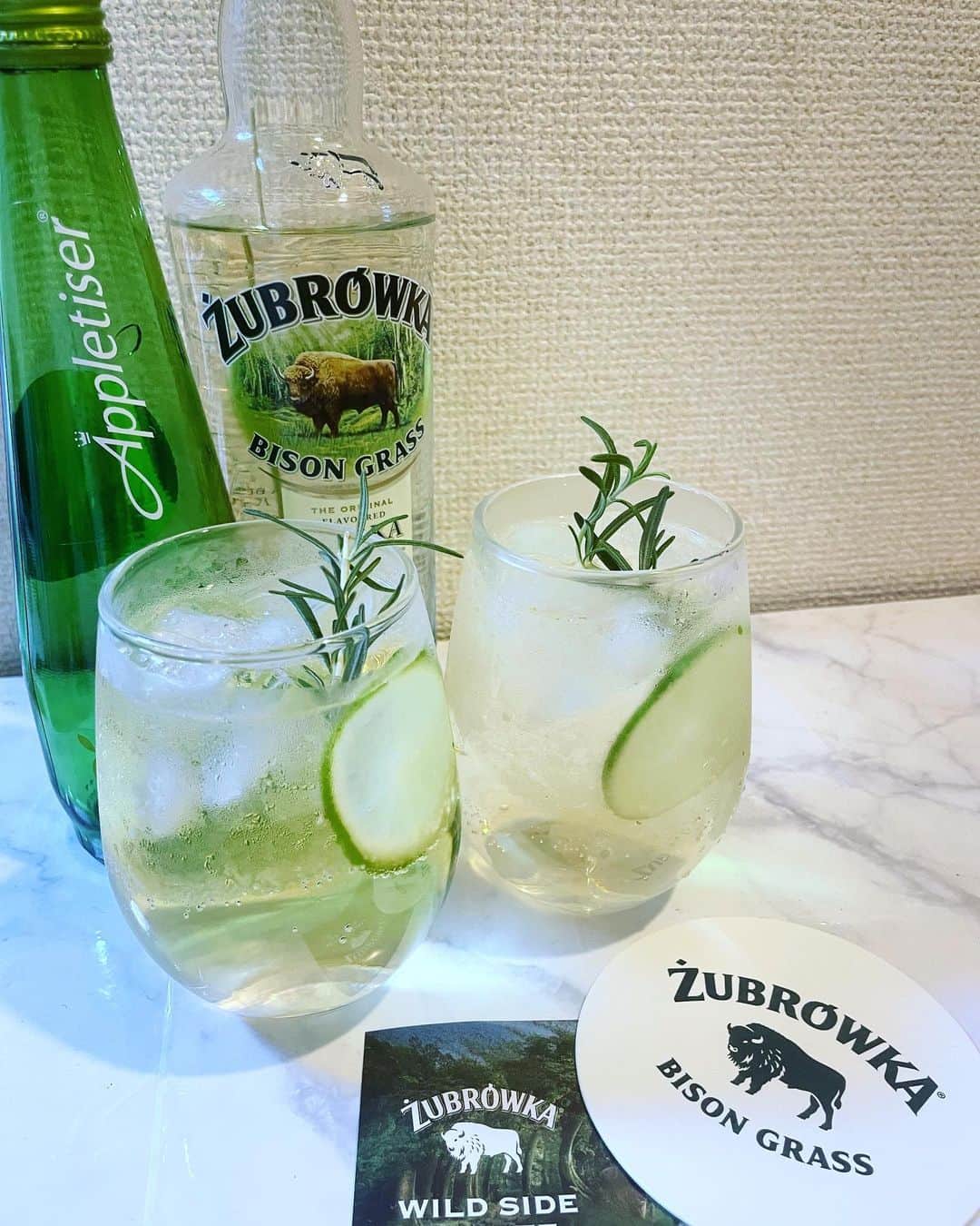 菊池遥香のインスタグラム：「.  . カクテル🍸🍃  ズブロッカで作ったシャルロッカっていうカクテル♡ ズブロッカはポーランド東部の世界自然遺産「ビアウォヴィエジャの森」に自生するバイソングラスを使用した、世界唯一のフレーバーウォッカなんだってఽ✍ ボトルの中にバイソングラスが入ってて甘い香りがした🌿  シャルロッカレシピ🥂 ズブロッカ:リンゴジュース＝1:2  私はリンゴジュースじゃなくてアップルサイダーを使ったよん🍎🫧  たまにはお家でオシャ飲みもよい◎  . #カクテル #カクテルレシピ #ズブロッカ #シャルロッカ #zubrowka #ポーランド #ズブロッカイベント #飲もっかズブロッカ #ズブロッカつけよっか #pr  ※お酒は20歳になってから」