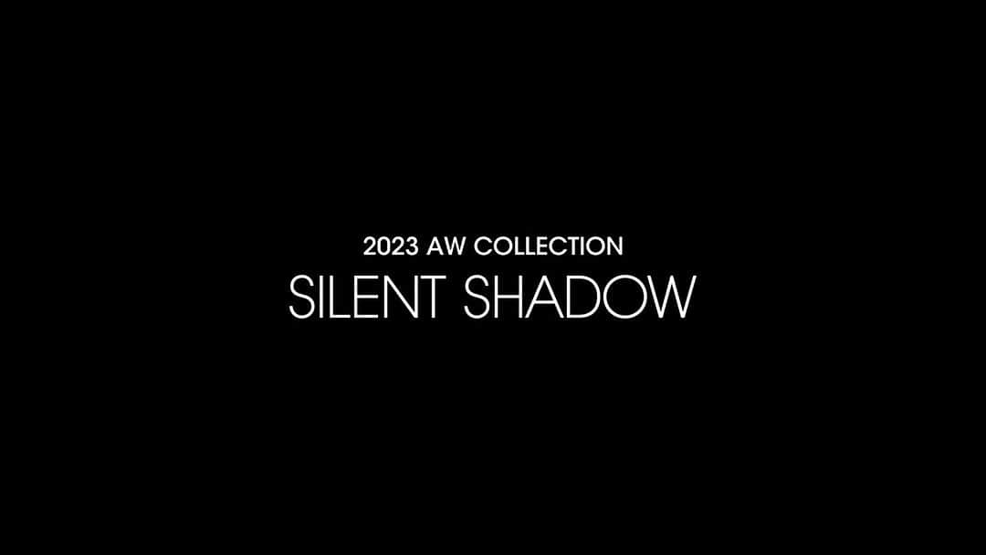 MiMCのインスタグラム：「⁡ 【2023 AUTUMN＆WINTER COLLECTION】 ⁡ ⁡ ▪️SILENT SHADOW▪️ ⁡ 今という瞬間を味わう禅の世界。 心のなかは、深い静寂に満ちています。 そこにあるのは調和。 相反するものがそれぞれを引き立てあう 二元性を超えた心の風景を、 ただただ観ている状態です。 ⁡ ただそこに存在していることの美しさ。 2023 AUTUMN WINTER COLLECTIONは、 ニュートラルな肌に繊細な光と影を施して、 輪郭や骨格、個性を際立たせるテクニックを提案。 陰影は光と影の2つが在ることで生まれてくるもの。 ⁡ 禅の心を通じて繊細な影を描く、竹炭を主役にした、感覚を研ぎ澄ます微細なメイクアップが、 ありのままの美しさを描きます。 ⁡ ⁡ ▫️8.2(WED)  発売 ▫️7.19(WED)  予約開始 ⁡ ⁡  今回のコレクションビジュアルでは、水墨画アーティスト「CHiNPAN」さんと初めてコラボレーションが実現。 禅の世界を繊細な水墨画で演出していただきました。  ⁡ ⁡ #MiMC#エムアイエムシー  #cosme#organic#naturallife#organiclife#ナチュラルコスメ#オーガニックコスメ#石けんオフメイク#石けん落ちメイク#植物成分#保湿ケア#保湿#乾燥肌#awコレクション#秋冬新作#アイライナー#竹炭#チャコール#炭#リキッドアイライナー#awメイク#新作#新製品#新商品#新作コスメ#国産ブランド#コスメすきな人と繋がりたい」