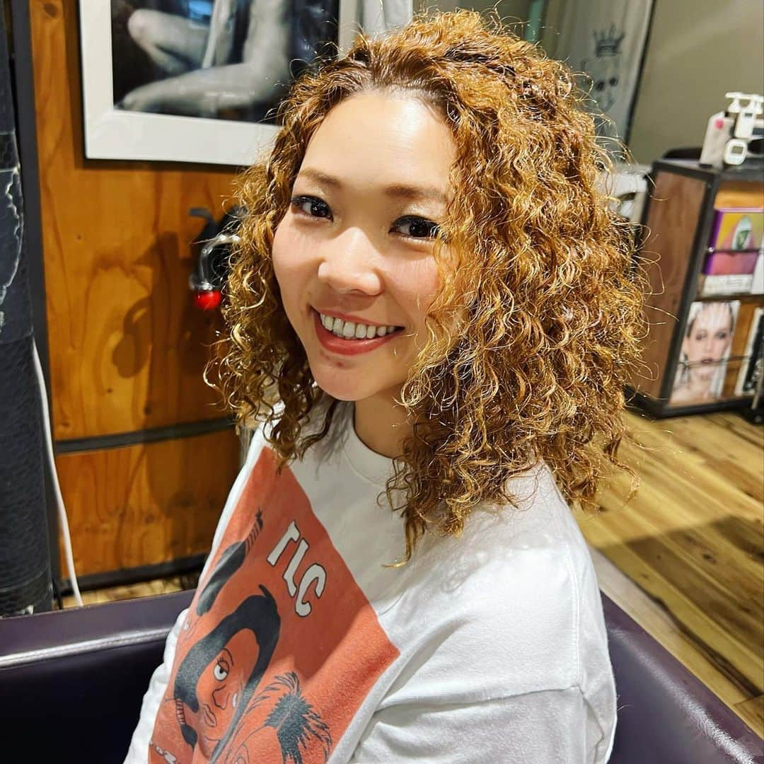 HanaHさんのインスタグラム写真 - (HanaHInstagram)「Hair by @weaponne 💈 気持ちもサッパリ✂️😆 明日Billboardlive横浜 16時と19時から！ 思い切り歌わせてもらいます🎤 来れそうな方、まだチケット間に合うので @billboardlive_yokohama のwebサイトチェックしてみてください！  #hanahspring #billboardliveyokohama #spiralperm #curlyhair #うえぽんさん」6月30日 19時26分 - hanah_spring