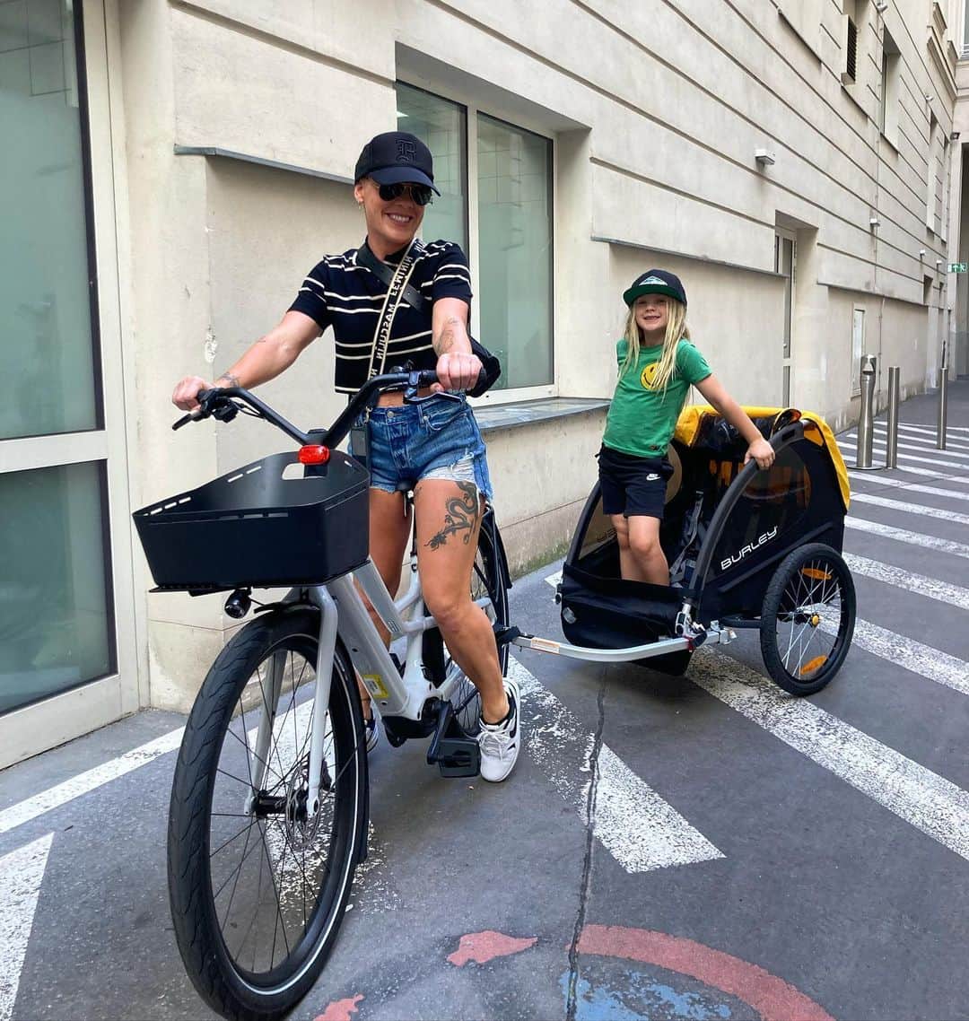 のインスタグラム：「Made it to beautiful Vienna just in time for someone to steal my daughter Willow and @hartluck ‘s mountain bikes from the Prater amusement park. Giant Trance green mountain bikes. I hope whoever took them crashes and gets a cut on their knee.」