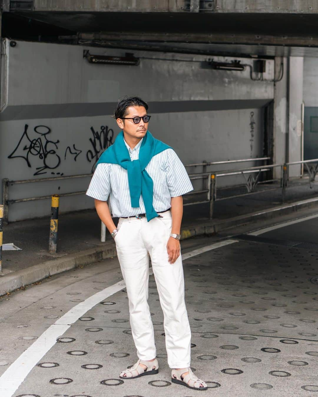 高田朋佳のインスタグラム：「Turquoise is a classic and my all-time favorite color.  @wearlness @salon_de_wearlness   #wearlness #salondewearlness #paraboot #parabootpacific #pierrejeanneret」