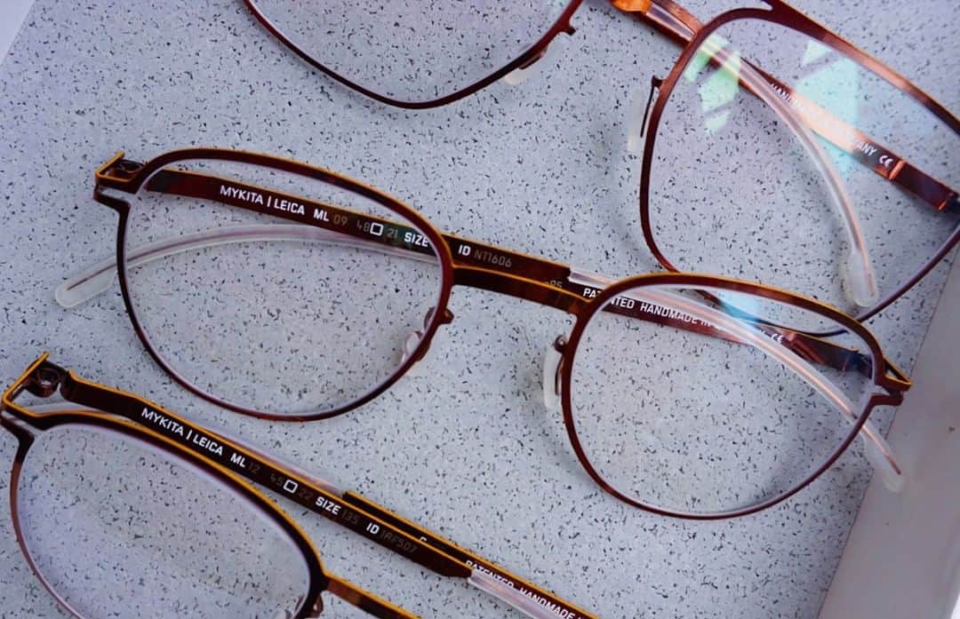 MYKITA SHOP TOKYOのインスタグラム：「【MYKITA LEICA "Shiny Copper/ Leica Yellow edges"】   いつもご覧いただき誠にありがとうございます。 本日はMYKITA Leica コラボレーションの”Shiny Copper/ Leica Yellow edges”のご紹介です。  カメラのグリップからインスピレーションを得たテンプルデザインや、モデルに印字するフォントをLeicaと同じにしたりと細部までこだわったLeicaコラボレーション。   こちらのカラーはベースのShiny Copperがお肌に馴染みやすいのですが、上側から見た際エッジ部分に施されたLeica イエローが、アクセントとなり華やかさが生まれます。  @leica_camera   MYKITA LEICA "Shiny Copper/ Leica Yellow edges"   Thank you very much for visiting our website. Today, we would like to introduce MYKITA Leica collaboration "Shiny Copper/ Leica Yellow edges".   The Leica collaboration has been carefully designed with details such as the temple design inspired by the grip of a camera and the font printed on the model is the same as Leica's. The color of this model is "Shiny Copper" on the base, and "Leica Yellow edges" on the top.   The base color, Shiny Copper, blends easily with your skin, but the Leica yellow edges, seen from the top, add a touch of glamour.   _____  #mykita  #mykitaleica  #eyewear  #eyewearfashion  #leica  #マイキータ  #メガネ」