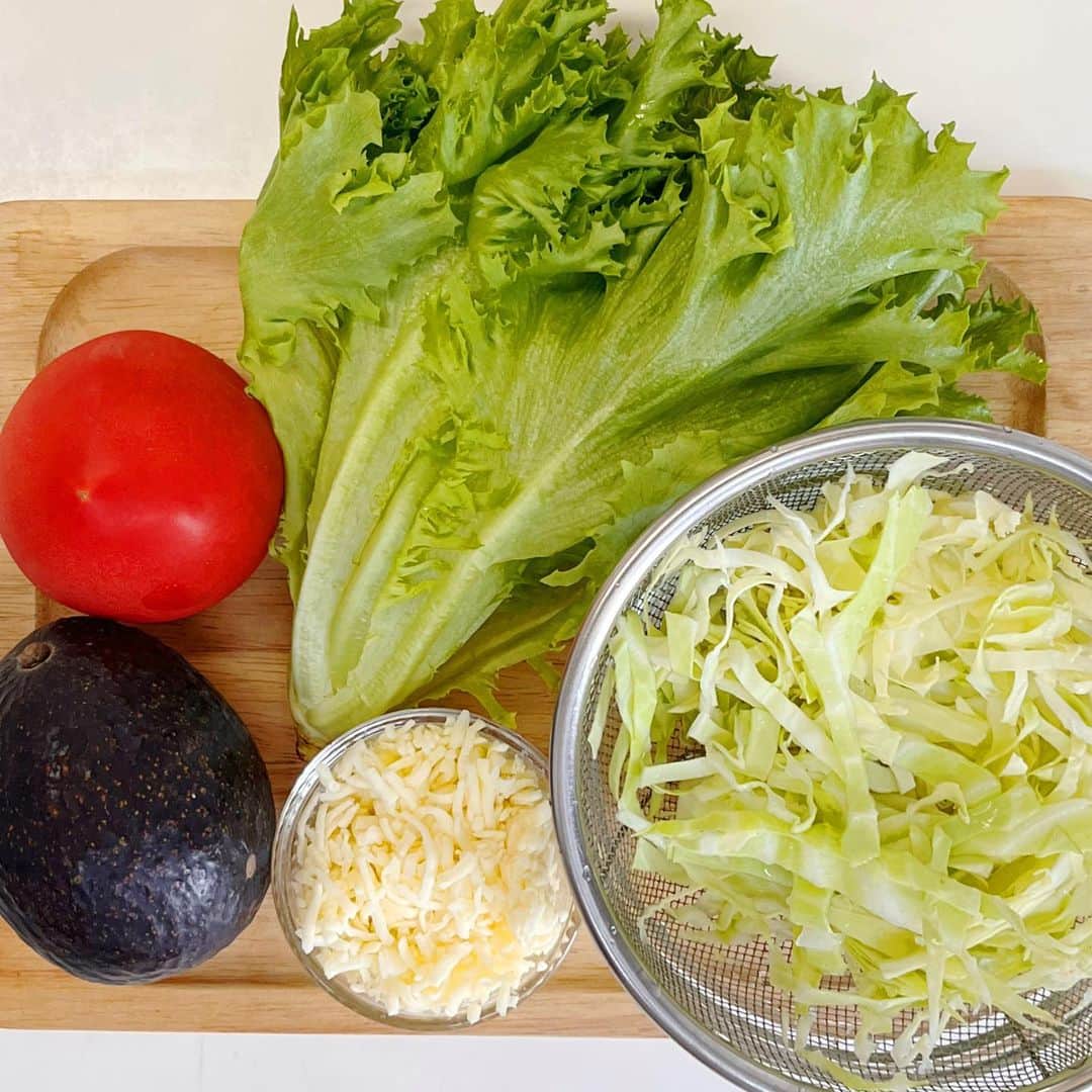ヤミーさんのインスタグラム写真 - (ヤミーInstagram)「インド料理屋さんで出てくるサラダの、謎のオレンジ色のドレッシング、アレ、美味しいなーと思ってたのは私だけじゃなかった‼️  商品開発の方が美味しいけど市場にないということで商品化したそうです。 ありがとう‼️まさにあの味！美味しいです！！  で、謎ドレッシングでブリトーおすすめです🌯 謎ドレがめちゃくちゃ合う😊サラダを巻いているようなものだから。  KALDIでも売ってるのでトルティヤも一緒に買って、スーパーやコンビニでサラダチキンと好みの野菜を買って、火を使わずに作れるメニューです。  謎ドレはサラダチキンの味付けにして、野菜は巻けないんじゃない？くらいたっぷりのっけて、むぎゅっと巻いてください。  1個でタンパク質も野菜も炭水化物もしっかりとれる、優秀なヤツです。  👉レシピは @recipe.nadia で「謎ドレ」と検索すれば出てきます。  謎ドレチキンブリトー by ヤミー https://oceans-nadia.com/user/14317/recipe/463036  #謎ドレッシング #PR #タイアップ #ヤミーレシピ #ブリトー #kaldi #カルディレシピ #nadiaレシピ」6月30日 19時28分 - ym_3stepcooking