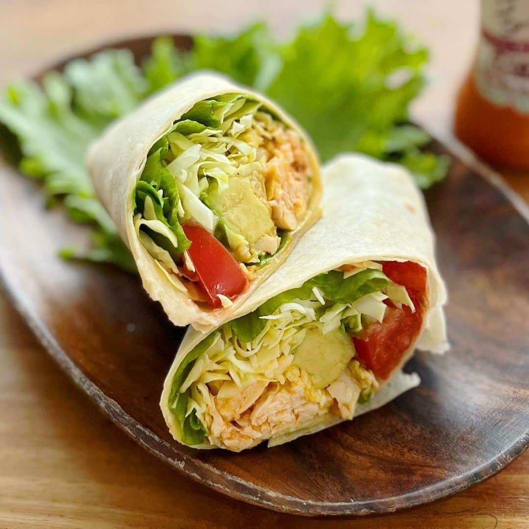 ヤミーさんのインスタグラム写真 - (ヤミーInstagram)「インド料理屋さんで出てくるサラダの、謎のオレンジ色のドレッシング、アレ、美味しいなーと思ってたのは私だけじゃなかった‼️  商品開発の方が美味しいけど市場にないということで商品化したそうです。 ありがとう‼️まさにあの味！美味しいです！！  で、謎ドレッシングでブリトーおすすめです🌯 謎ドレがめちゃくちゃ合う😊サラダを巻いているようなものだから。  KALDIでも売ってるのでトルティヤも一緒に買って、スーパーやコンビニでサラダチキンと好みの野菜を買って、火を使わずに作れるメニューです。  謎ドレはサラダチキンの味付けにして、野菜は巻けないんじゃない？くらいたっぷりのっけて、むぎゅっと巻いてください。  1個でタンパク質も野菜も炭水化物もしっかりとれる、優秀なヤツです。  👉レシピは @recipe.nadia で「謎ドレ」と検索すれば出てきます。  謎ドレチキンブリトー by ヤミー https://oceans-nadia.com/user/14317/recipe/463036  #謎ドレッシング #PR #タイアップ #ヤミーレシピ #ブリトー #kaldi #カルディレシピ #nadiaレシピ」6月30日 19時28分 - ym_3stepcooking