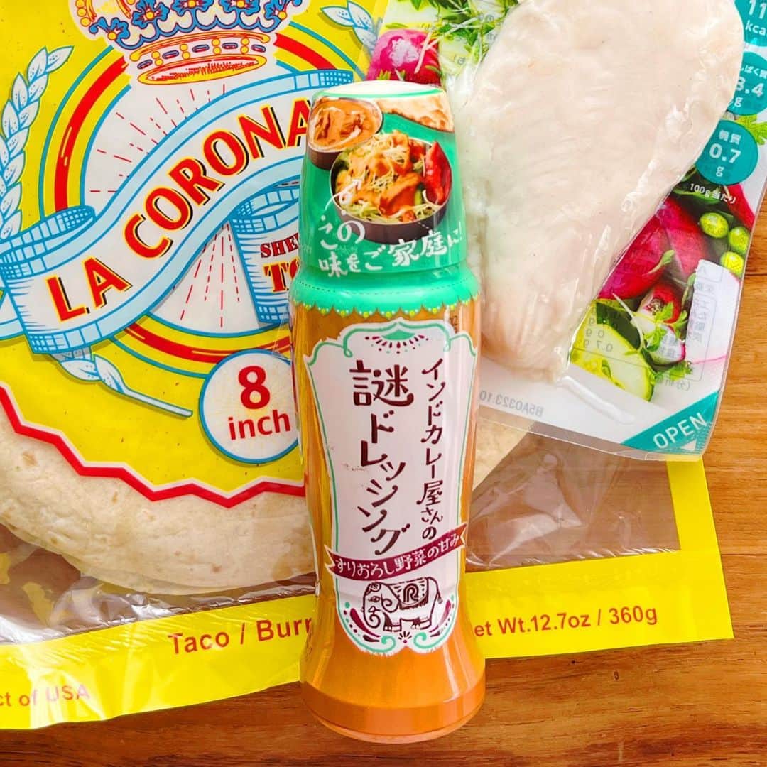 ヤミーさんのインスタグラム写真 - (ヤミーInstagram)「インド料理屋さんで出てくるサラダの、謎のオレンジ色のドレッシング、アレ、美味しいなーと思ってたのは私だけじゃなかった‼️  商品開発の方が美味しいけど市場にないということで商品化したそうです。 ありがとう‼️まさにあの味！美味しいです！！  で、謎ドレッシングでブリトーおすすめです🌯 謎ドレがめちゃくちゃ合う😊サラダを巻いているようなものだから。  KALDIでも売ってるのでトルティヤも一緒に買って、スーパーやコンビニでサラダチキンと好みの野菜を買って、火を使わずに作れるメニューです。  謎ドレはサラダチキンの味付けにして、野菜は巻けないんじゃない？くらいたっぷりのっけて、むぎゅっと巻いてください。  1個でタンパク質も野菜も炭水化物もしっかりとれる、優秀なヤツです。  👉レシピは @recipe.nadia で「謎ドレ」と検索すれば出てきます。  謎ドレチキンブリトー by ヤミー https://oceans-nadia.com/user/14317/recipe/463036  #謎ドレッシング #PR #タイアップ #ヤミーレシピ #ブリトー #kaldi #カルディレシピ #nadiaレシピ」6月30日 19時28分 - ym_3stepcooking