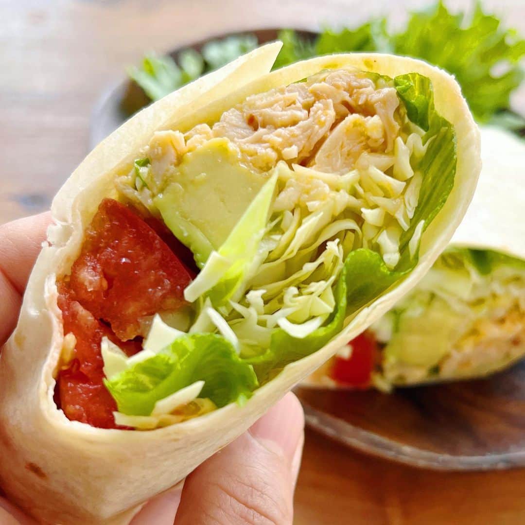 ヤミーさんのインスタグラム写真 - (ヤミーInstagram)「インド料理屋さんで出てくるサラダの、謎のオレンジ色のドレッシング、アレ、美味しいなーと思ってたのは私だけじゃなかった‼️  商品開発の方が美味しいけど市場にないということで商品化したそうです。 ありがとう‼️まさにあの味！美味しいです！！  で、謎ドレッシングでブリトーおすすめです🌯 謎ドレがめちゃくちゃ合う😊サラダを巻いているようなものだから。  KALDIでも売ってるのでトルティヤも一緒に買って、スーパーやコンビニでサラダチキンと好みの野菜を買って、火を使わずに作れるメニューです。  謎ドレはサラダチキンの味付けにして、野菜は巻けないんじゃない？くらいたっぷりのっけて、むぎゅっと巻いてください。  1個でタンパク質も野菜も炭水化物もしっかりとれる、優秀なヤツです。  👉レシピは @recipe.nadia で「謎ドレ」と検索すれば出てきます。  謎ドレチキンブリトー by ヤミー https://oceans-nadia.com/user/14317/recipe/463036  #謎ドレッシング #PR #タイアップ #ヤミーレシピ #ブリトー #kaldi #カルディレシピ #nadiaレシピ」6月30日 19時28分 - ym_3stepcooking