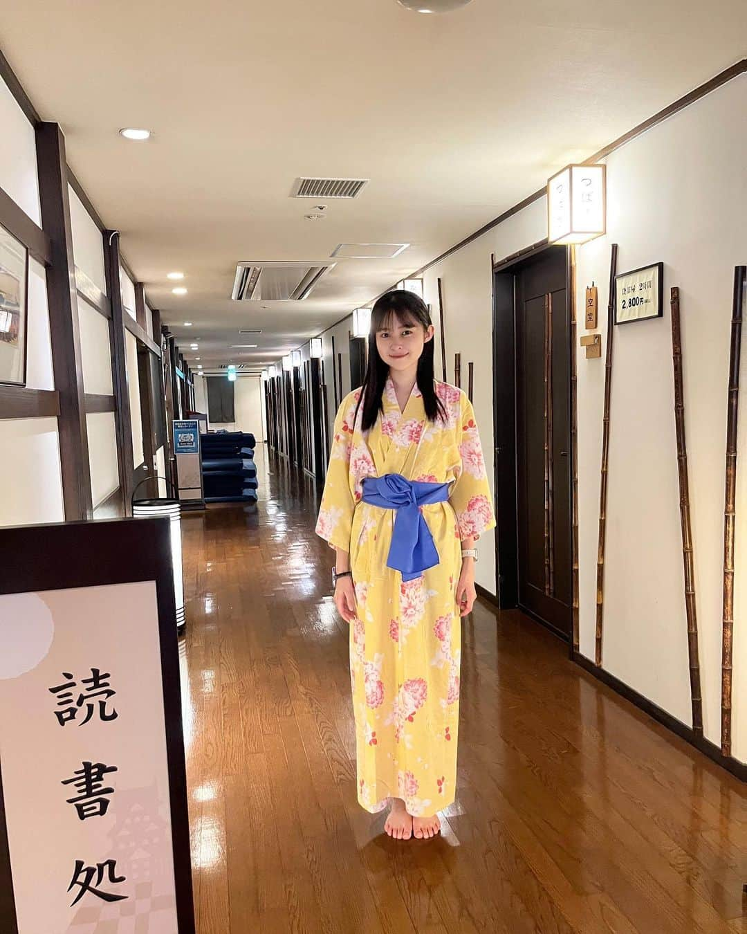 村山千夏さんのインスタグラム写真 - (村山千夏Instagram)「こんばんは。 よく食べて、よく寝て、漫画を読んでサウナで「整え」ました！ 最高でした。  Good evening．  I ate well, slept well, read manga, and "prepared" myself in the sauna. It was the best！！  #jk#ljk#jk3#05#05line#17歳#17yearsold #現役jk #温泉#サウナ#サ活 #サ活女子 #fyp#foryoupage」6月30日 19時29分 - chinatsu___mura