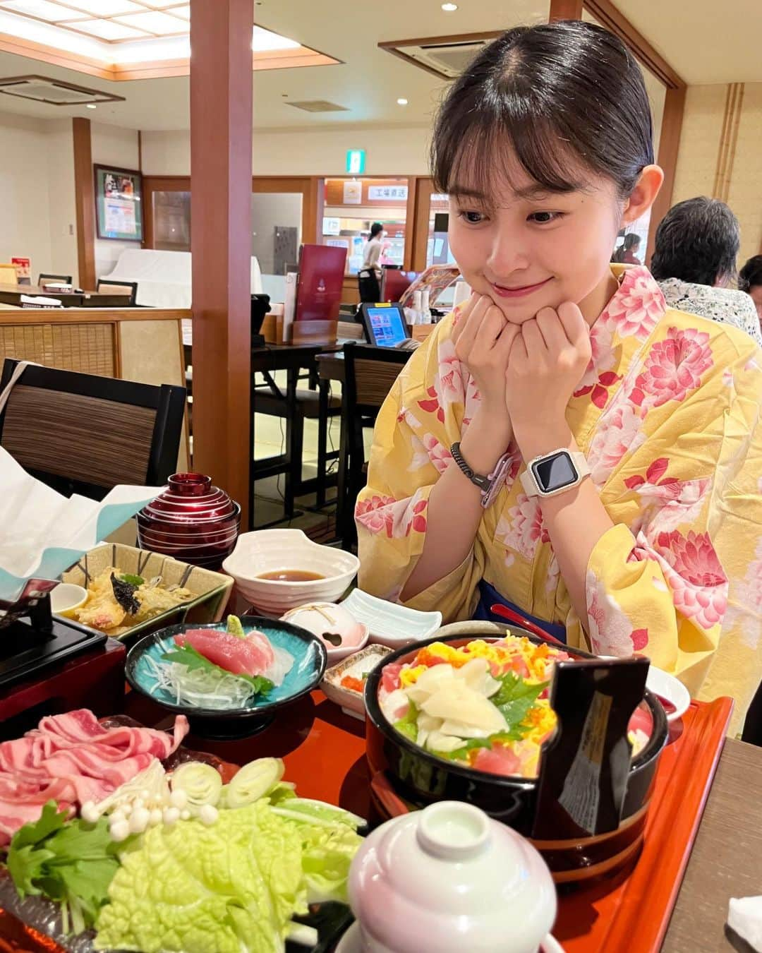 村山千夏さんのインスタグラム写真 - (村山千夏Instagram)「こんばんは。 よく食べて、よく寝て、漫画を読んでサウナで「整え」ました！ 最高でした。  Good evening．  I ate well, slept well, read manga, and "prepared" myself in the sauna. It was the best！！  #jk#ljk#jk3#05#05line#17歳#17yearsold #現役jk #温泉#サウナ#サ活 #サ活女子 #fyp#foryoupage」6月30日 19時29分 - chinatsu___mura