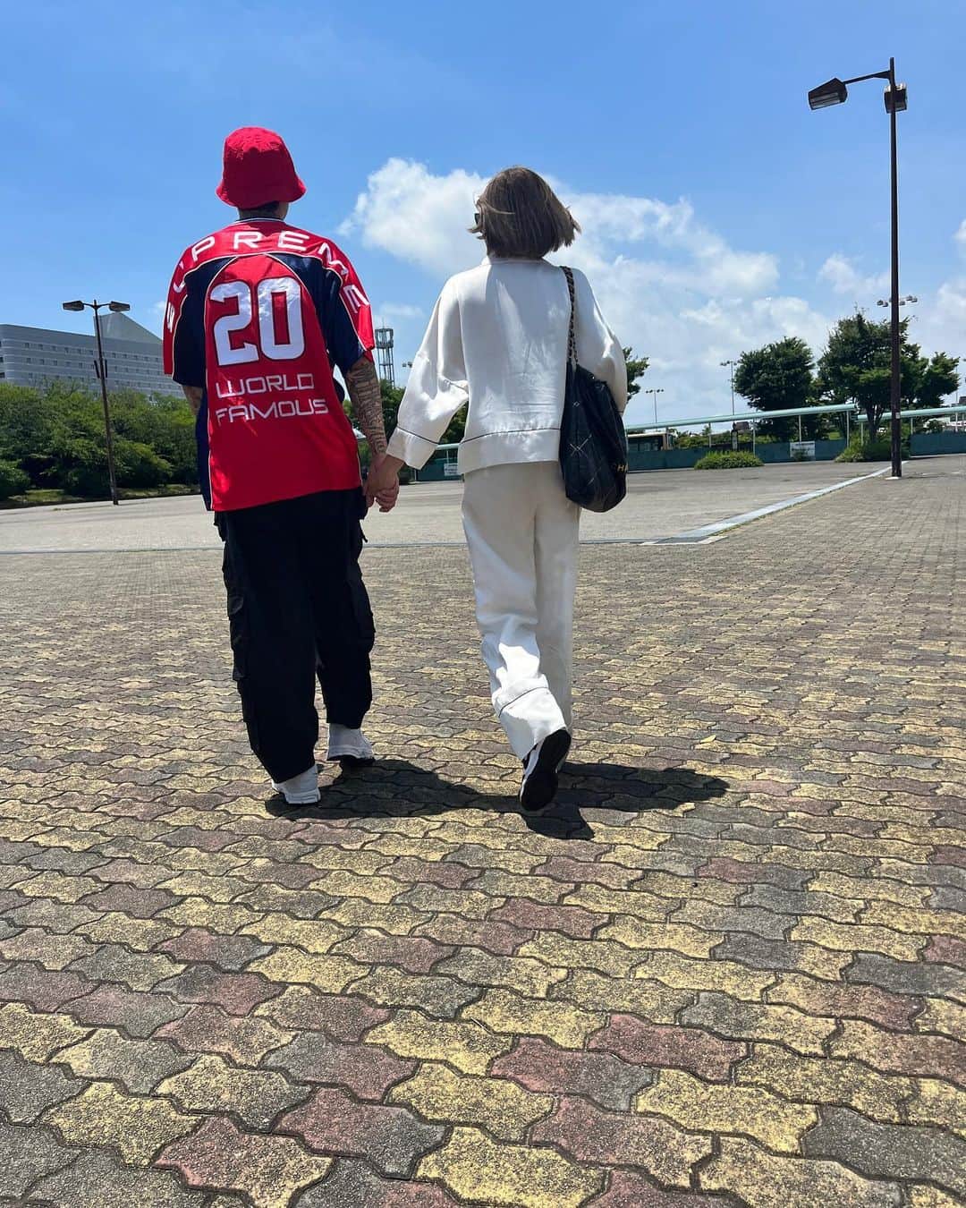 マギー・ラースリー・バーレンシエガーさんのインスタグラム写真 - (マギー・ラースリー・バーレンシエガーInstagram)「แต่ก่อนเวลามาเที่ยวรูปคู่จะน้อยมากเพราะไม่มีคนถ่ายให้…เดี๋ยวนี้หรอลูกกดให้ทีเกือบ100รูป😂」6月30日 19時30分 - margie_rasri