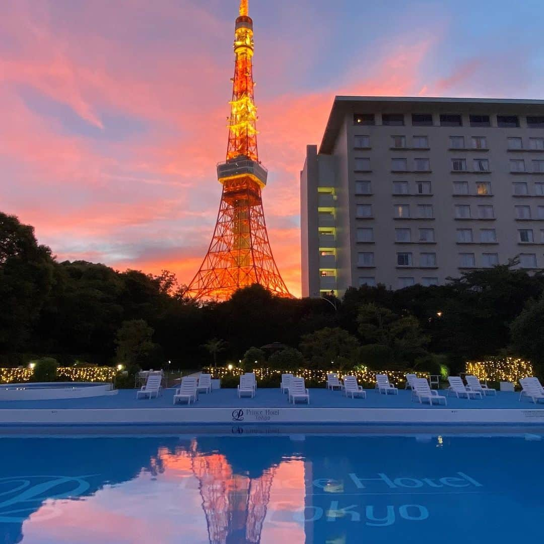 東京プリンスホテルさんのインスタグラム写真 - (東京プリンスホテルInstagram)「ガーデンプールは7月15日オープン！ 東京タワー🗼を望む絶景の中、幻想的なマジックアワーもお楽しみいただけます。  詳しくはWebサイトへ  The Garden Pool will finally open on July 15th! 🌊  Start looking forward to a fun afternoon swim in the sun that extends well into the evening, when the skies cycle through vivid sunset colours behind the majestic Tokyo Tower 🗼  Visit our website for further details.  Share your own images with us by tagging @tokyoprincehotel  —————————————————————  #tokyoprincehotel #hotelpool #tokyotower  #東京プリンスホテル #ホテルプール #絶景体験 #絶景はプリンスにある」6月30日 19時31分 - tokyoprincehotel