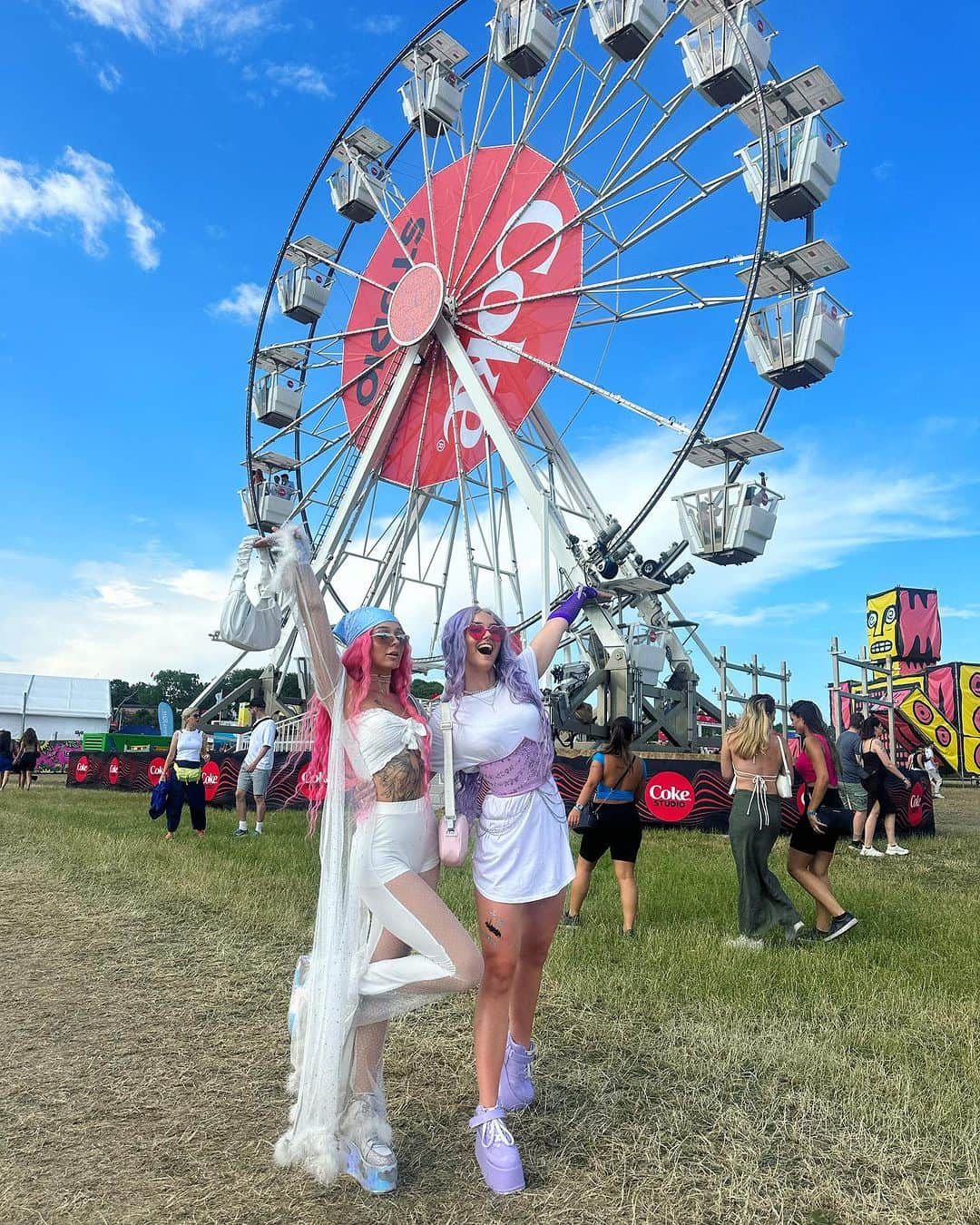 ドリー・スタイルのインスタグラム：「💙💙💙HOLLY WE MISSED U!!💙💙💙 Medans Holly är på hemmaplan och laddar batterierna inför morgondagens gig i Trelleborg så drog vi på Lollapalooza🌸☀️🌼 Det var sååå varmt men åh så kul vi hade!! Sol, bra musik, härliga människor, good vibes!!😍🙏🏼 Vilka ser vi imon på @beachfrontfestival ??😍💗💙💜 PUSS」