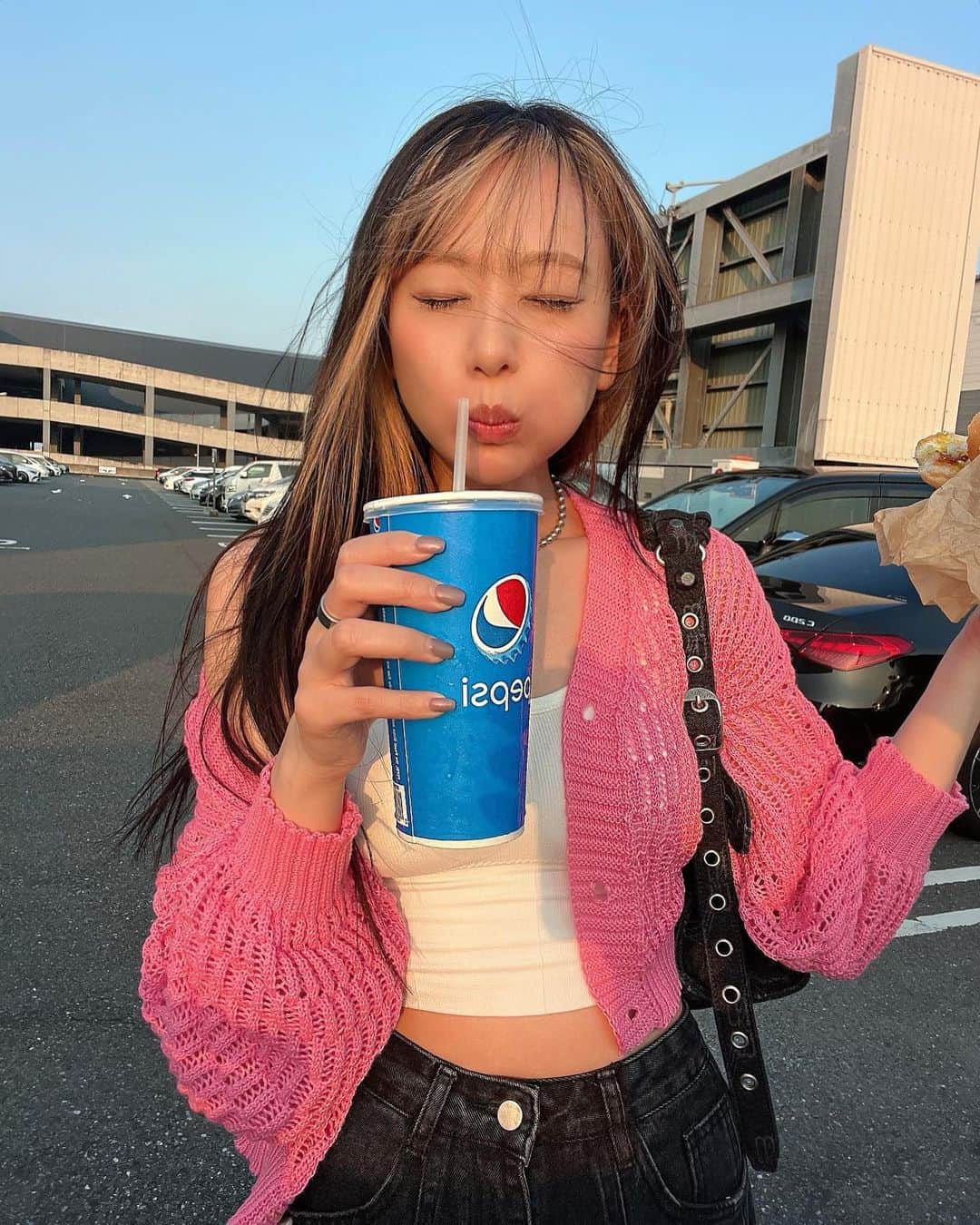 希帆さんのインスタグラム写真 - (希帆Instagram)「💙🩷🫤🙃😚🌤️✨✨  ママとCOSTCO😚🥤🌭 ジュースおかわりして元とったぜぃ😛😝✌💕ひぇい  インスタでよく見るSHEIN買ってみたコーデ✌️ denim👖💕 @shein_japan 【12365269】 cardigan💖 @shein_japan  【14350813】 camisole🤍 @shein_japan  【3110943】 #SHEIN#SHEINforAll 🤍✨ 全部で5000円いかんかった😳😝✌️🎉  6/30までならクーポン使うと5,999円まで15%OFF🙄 6,000円以上は20%OFFだそうです🙄🎉 買った事ない人希帆の友達クーポン是非どうぞ💪💪✨ クーポンコード【kiho15】🎟️  #きぽたんカジュアル貧乏コーデ　 #５０００円以下コーデ」6月30日 19時42分 - k_i_h_o_