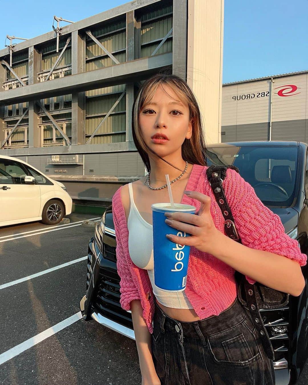 希帆のインスタグラム：「💙🩷🫤🙃😚🌤️✨✨  ママとCOSTCO😚🥤🌭 ジュースおかわりして元とったぜぃ😛😝✌💕ひぇい  インスタでよく見るSHEIN買ってみたコーデ✌️ denim👖💕 @shein_japan 【12365269】 cardigan💖 @shein_japan  【14350813】 camisole🤍 @shein_japan  【3110943】 #SHEIN#SHEINforAll 🤍✨ 全部で5000円いかんかった😳😝✌️🎉  6/30までならクーポン使うと5,999円まで15%OFF🙄 6,000円以上は20%OFFだそうです🙄🎉 買った事ない人希帆の友達クーポン是非どうぞ💪💪✨ クーポンコード【kiho15】🎟️  #きぽたんカジュアル貧乏コーデ　 #５０００円以下コーデ」