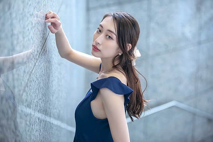 瀬名ひなののインスタグラム：「梅雨の季節🌧️ 髪の毛巻いてもすぐ取れちゃうから 最近はずっとストレート🌀  最近のお気に入りアイテム TIRTIRのマイグロウハイライター🪞  カラーはSHIMMER やわらかベージュみのあるラメが 派手すぎなくてカワイイ  私は目の下〜目尻にかけてと 鼻の真ん中あたりに塗ってます  肌にのせるとバームが体温で溶けて しっとり保湿される感じもあるから 目の周りと相性いい🫧  白っぽいハイライターだと ちょっと浮く💭って時にすごく便利です  ボディにも使えちゃうらしい  Qoo10で¥2420で買えちゃいます  #TIRTIR #ハイライター #マイグロウハイライター  #コスメ紹介 #ティルティル #夏コスメ #水光肌」
