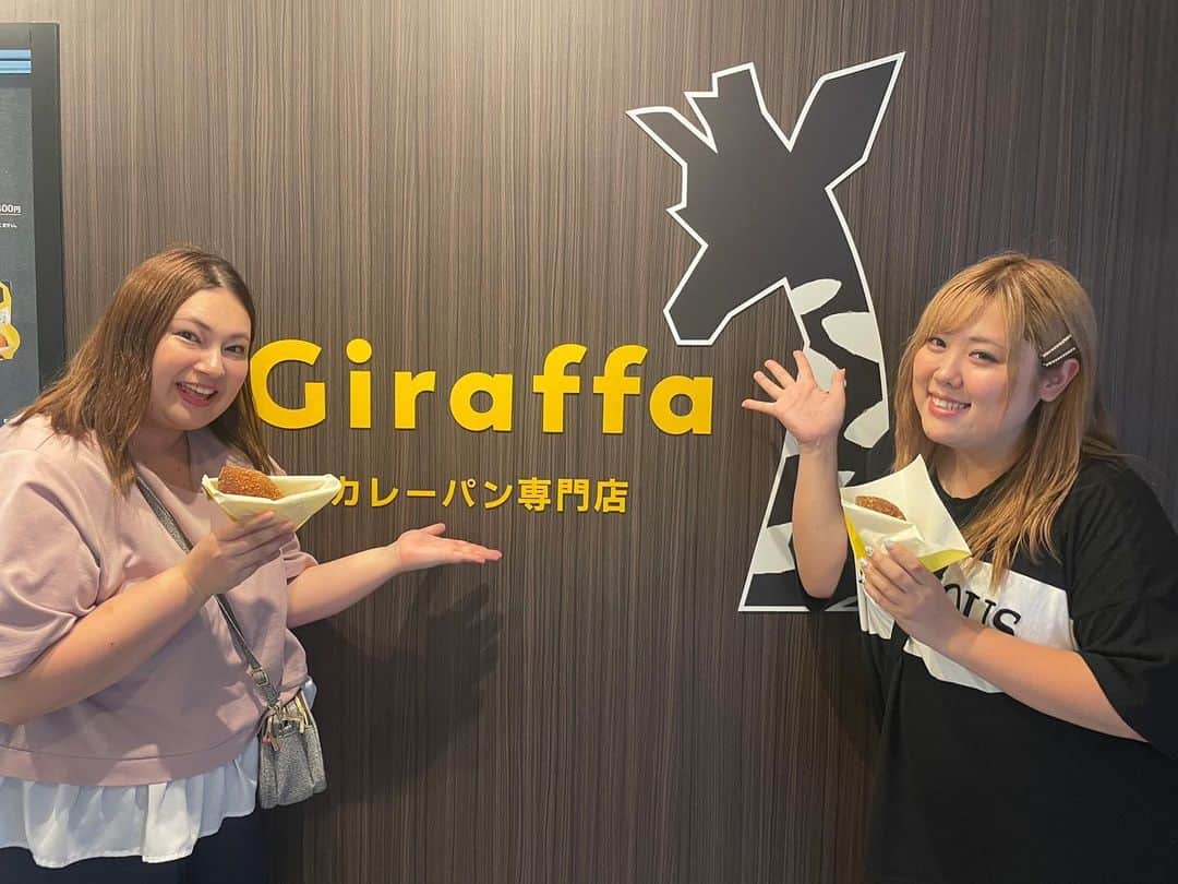 大橋ミチ子のインスタグラム：「人生で食べてきたカレーパンの中で、Giraffaのカレーパンが一番美味しい😋❤️  こんばんは〜🤎  以前、鎌倉でカレーパン専門店"Giraffa"でカレーパンを食べてきて、とっても美味しくて、、、そんな、Giraffaが本日浅草店OPENしたということで、えりぴよと食べに行ってきました😍💓  久しぶりのGiraffaのカレーパン...💓🥹  やっぱり美味しすぎたよーおおおぉ😭👏👏👏👏👏  外はカリっと、中はもちっと❤️🥰  カレーはちょっとスパイシーで 食欲そそる味🥹💓💓💓  みんなも浅草に行った時は、是非食べてほしいなあ〜🤭😍✨💓❤️ @giraffa.asakusa.ten   もう1個おすすめの浅草の美味しいグルメなところがあるから、明日また投稿するね🥹💓 お楽しみに🥰❤️  #浅草　#カレーパン　#giraffa」