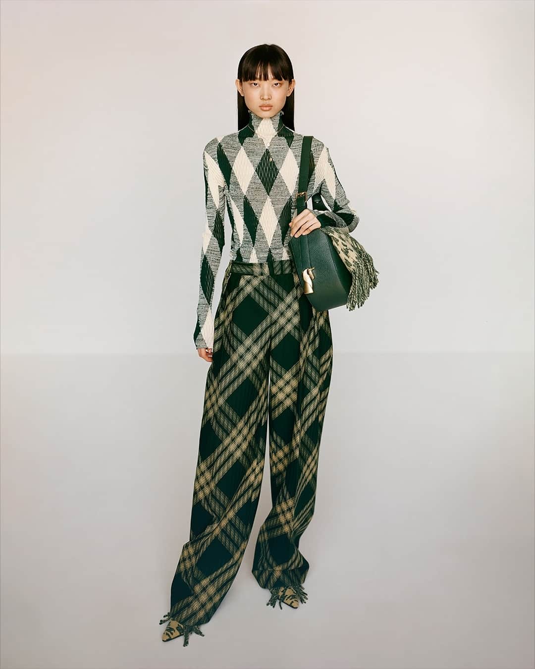 AnOther Magazineさんのインスタグラム写真 - (AnOther MagazineInstagram)「@burberry's Spring 2024 collection is a whip through Britain's archetypes, and a re-imagining of the label's storied archive 💙⁠ ⁠ In their extravagant celebration of the Burberry check, Daniel Lee's second collection welcomes sweeping silhouettes, tailoring inspired by Savile Row, huge faux-fur trapper hats, silk pyjamas, rugby jerseys and further imaginings of the classic Burberry trench. The Knight blue accent remains prevalent throughout, with the idea of water intrinsic to both the label, and to gloomy British weather 🌧⁠ ⁠ 📸 Courtesy of @burberry⁠」6月30日 19時35分 - anothermagazine