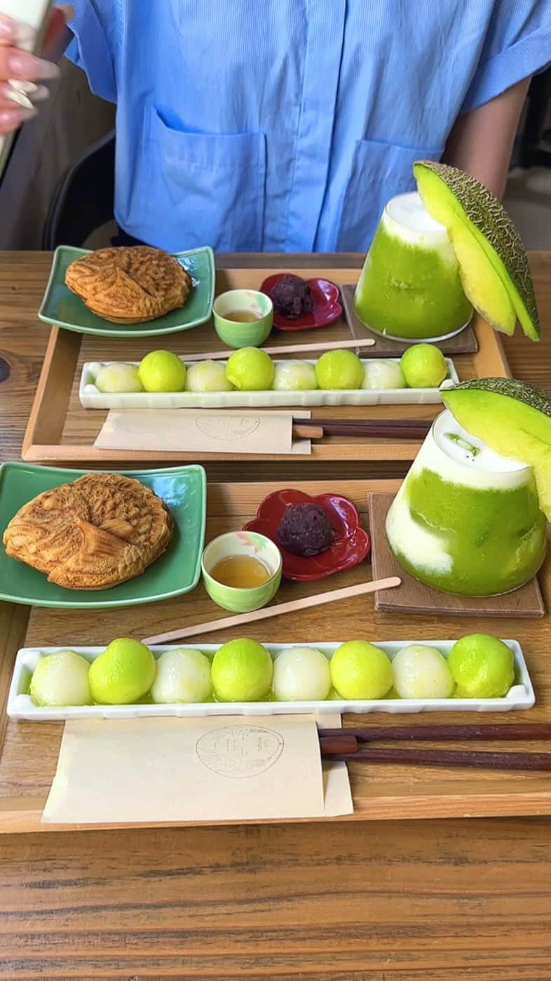 ゆうとグルメのインスタグラム：「🍈メロン果汁で練りあげたメロン白玉🍈 ㅤㅤㅤㅤㅤㅤㅤㅤㅤㅤㅤㅤㅤㅤㅤㅤㅤㅤㅤㅤㅤㅤㅤㅤㅤㅤ 押上にあるまんまるさん(@manmaru_mukoujima)の 「ひんやりメロン白玉」790円 「メロンミルク」620円 ㅤㅤㅤㅤㅤㅤㅤㅤㅤㅤㅤㅤㅤ 押上駅から徒歩7分ほどのところにあるまんまるさんは、たい焼きや和スイーツが名物のカフェ！ ㅤㅤㅤㅤㅤㅤㅤㅤㅤㅤㅤㅤㅤ 今回はメロン白玉を注文🍈 ㅤㅤㅤㅤㅤㅤㅤㅤㅤㅤㅤㅤㅤ メロン果汁を練り込んだ白玉はほんのりメロン風味！ 白玉とジューシーなメロン果肉をかわいく並べた器に和三盆の白蜜と自家製あんこを添えて提供してもらえます！ ㅤㅤㅤㅤㅤㅤㅤㅤㅤㅤㅤㅤㅤ ひんやりと冷やしてある白玉は少し弾力がありつつ、もちもちとした食感になっていて、これがこしあんや上品な甘みがある白蜜と相性ばっちりな組み合わせ！ ㅤㅤㅤㅤㅤㅤㅤㅤㅤㅤㅤㅤㅤ ここの白玉いつも見た目超かわいいうえに味もしっかりおいしいし値段もお手頃だからかなりお気に入り🤤🤤 ㅤㅤㅤㅤㅤㅤㅤㅤㅤㅤㅤㅤㅤ メロンミルクは牛乳に自家製メロンシロップとふわふわのミルクフォームがトッピングされていて、全体をしっかり混ぜるとメロンの濃厚な甘みを存分に味わうことができました！ ㅤㅤㅤㅤㅤㅤㅤㅤㅤㅤㅤㅤㅤ 白玉とメロンミルク以外にもメロンもなかやメロンあんみつなど、メロンメニューづくしだったからメロン好きな人にはこの時期にぜひ行ってみてほしい🍼 ㅤㅤㅤㅤㅤㅤㅤㅤㅤㅤㅤㅤㅤ おすすめ！！ ㅤㅤㅤㅤㅤㅤㅤㅤㅤㅤㅤㅤㅤ —————————————— 📍東京都墨田区向島3-31-14 ⏰12:00〜17:00 🛌日･月･火曜定休日 🚃押上駅から徒歩7分 —————————————— #押上カフェ #押上グルメ #東京グルメ #東京カフェ #東京スカイツリー #まんまる #白玉 #メロン #tokyo #melon  ㅤㅤㅤㅤㅤㅤㅤㅤㅤㅤㅤㅤㅤ #東京観光 #東京旅行 #浅草グルメ #浅草カフェ #カフェ巡り #カフェ好きな人と繋がりたい #ごはん記録 #おいしい #japantravel #japantrip #japanesefood」