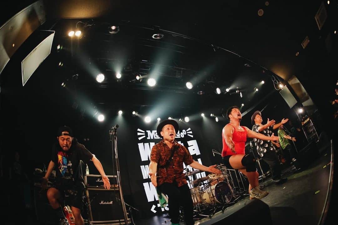 上江洌清作のインスタグラム：「WWW tour 2023  2本目、香川・高松‼️  with HEY-SMITH  とりあえずおぢさん達が楽しそうに元気よく踊ってる写真だけご覧ください🫣🙏w  photo by @saru_0305   続く  @mongol800_official   @hey_smith_japan   #mongol800   #モンパチ  #ヘイスミス  #ヘイパチ」