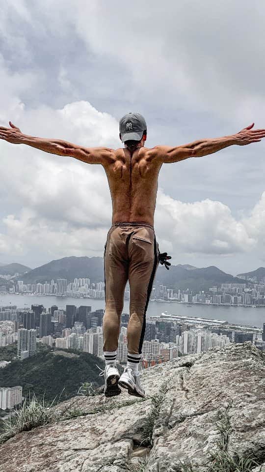 芳賀勇一のインスタグラム：「Jump into new challenges Life is just one time やりたい事があるなら飛び込め 挑戦しなければ成功も失敗もない  #hongkong #model #actor #life #challenge #purpose #nature #workout #香港 #モデル #俳優 #挑戦 #海外生活」