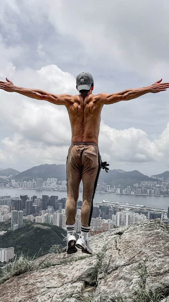 のインスタグラム：「Jump into new challenges Life is just one time やりたい事があるなら飛び込め 挑戦しなければ成功も失敗もない  #hongkong #model #actor #life #challenge #purpose #nature #workout #香港 #モデル #俳優 #挑戦 #海外生活」