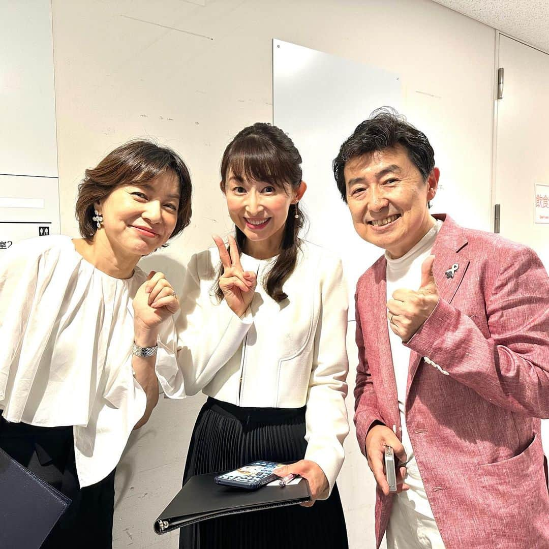 笠井信輔さんのインスタグラム写真 - (笠井信輔Instagram)「31年ぶりのスリーショットです。いやーこんなことってあるんですね  福澤朗くんと八木亜希子ちゃんと 一緒に仕事をしたんです  もう嬉しくてね 特に八木ちゃんが喜んでた  福澤くんと八木ちゃんは同期で 私は、1つ上の元局アナ仲間  もちろん、それぞれ会ってはいます ヤギちゃんはフジテレビの後輩ですし 福ちゃんはオールラウンド、同じ事務所仲間  でも、この3人で顔を合わせるのはほんとにひさしぶり  たまたま、1992年4月20日に 3人でカラオケボックスに行った31年前の写真を 私がスマホの中に持っていたんです  二人それを見せたら さらに盛り上がっちゃって  福澤くんが、 「これとおんなじポーズすればいいんだよ」  それで撮った写真 いかがでしょう  3人とも髪型が、変わってない(笑) 服装まで似てる‼️  アナウンサーなんてそんなものです　 ファッションに関して攻めない… 人が多い（笑）  結構保守的なんです  私たち3人が参加したのは 【オトブミ集〜絆】 と言うプロジェクトです  日本を代表する音楽家であり 映画音楽作曲家である 岩代太郎さんが立ち上げた活動で  日本の若者たちに、心に残る詩を届けたい 座右の銘となるような詩を届けたい  その詩を様々な人に朗読してもらって、音楽と共に無料でインターネット配信するNPO法人を立ち上げたのです  そのお披露目となる収録に3人で参加させていただきました  進行は元日本テレビの松本志のぶさん、岩代太郎さんの妻（中央）です  岩代太郎さんの情緒豊かなピアノに合わせる形で 私が読んだ詩は 国境なき医師団の看護師さん 白川優子さんが書かれた詩　  『自分の命、みんなの命』  紛争地帯や難民キャンプに17回も足を運んでいる白川さんの心の内が書かれていました  さらには、イランイラク戦争で家族と生き別れて孤児院で生活した戦争孤児だったサヘル・ローズさんの詩  『生まれてきたアナタへ』  どちらも、このプロジェクトのために書かれた詩で、大変心に残る作品 一生懸命朗読させていただきました  収録の最後には、このプロジェクトのために詩をを書かれた皆さんとの記念撮影もありました  国境なき医師団、看護師、白川さんとも  これも福澤くんが提案したことでした  ネットで皆さんに聞いていただけるタイミングが来たら改めてご紹介しますね  素敵な試みですから それまでお待ち下さい  【オトブミ集〜絆】は、 10年間で100遍の詩を、インターネットで皆さんにお届けしようと言う試みです  これから、よろしくお願いします  「これから、10年ごとに、同じ写真を撮りましょう」by福ちゃん  賛成‼️」6月30日 19時38分 - shinsuke.kasai