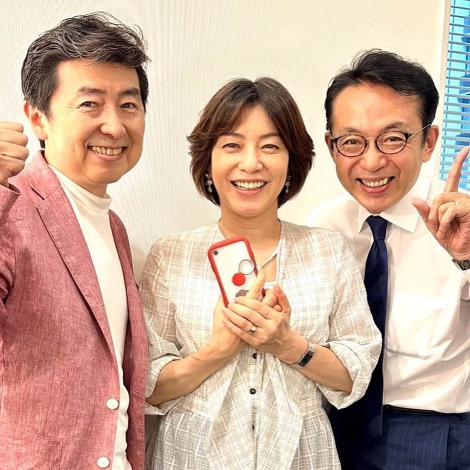 笠井信輔さんのインスタグラム写真 - (笠井信輔Instagram)「31年ぶりのスリーショットです。いやーこんなことってあるんですね  福澤朗くんと八木亜希子ちゃんと 一緒に仕事をしたんです  もう嬉しくてね 特に八木ちゃんが喜んでた  福澤くんと八木ちゃんは同期で 私は、1つ上の元局アナ仲間  もちろん、それぞれ会ってはいます ヤギちゃんはフジテレビの後輩ですし 福ちゃんはオールラウンド、同じ事務所仲間  でも、この3人で顔を合わせるのはほんとにひさしぶり  たまたま、1992年4月20日に 3人でカラオケボックスに行った31年前の写真を 私がスマホの中に持っていたんです  二人それを見せたら さらに盛り上がっちゃって  福澤くんが、 「これとおんなじポーズすればいいんだよ」  それで撮った写真 いかがでしょう  3人とも髪型が、変わってない(笑) 服装まで似てる‼️  アナウンサーなんてそんなものです　 ファッションに関して攻めない… 人が多い（笑）  結構保守的なんです  私たち3人が参加したのは 【オトブミ集〜絆】 と言うプロジェクトです  日本を代表する音楽家であり 映画音楽作曲家である 岩代太郎さんが立ち上げた活動で  日本の若者たちに、心に残る詩を届けたい 座右の銘となるような詩を届けたい  その詩を様々な人に朗読してもらって、音楽と共に無料でインターネット配信するNPO法人を立ち上げたのです  そのお披露目となる収録に3人で参加させていただきました  進行は元日本テレビの松本志のぶさん、岩代太郎さんの妻（中央）です  岩代太郎さんの情緒豊かなピアノに合わせる形で 私が読んだ詩は 国境なき医師団の看護師さん 白川優子さんが書かれた詩　  『自分の命、みんなの命』  紛争地帯や難民キャンプに17回も足を運んでいる白川さんの心の内が書かれていました  さらには、イランイラク戦争で家族と生き別れて孤児院で生活した戦争孤児だったサヘル・ローズさんの詩  『生まれてきたアナタへ』  どちらも、このプロジェクトのために書かれた詩で、大変心に残る作品 一生懸命朗読させていただきました  収録の最後には、このプロジェクトのために詩をを書かれた皆さんとの記念撮影もありました  国境なき医師団、看護師、白川さんとも  これも福澤くんが提案したことでした  ネットで皆さんに聞いていただけるタイミングが来たら改めてご紹介しますね  素敵な試みですから それまでお待ち下さい  【オトブミ集〜絆】は、 10年間で100遍の詩を、インターネットで皆さんにお届けしようと言う試みです  これから、よろしくお願いします  「これから、10年ごとに、同じ写真を撮りましょう」by福ちゃん  賛成‼️」6月30日 19時38分 - shinsuke.kasai