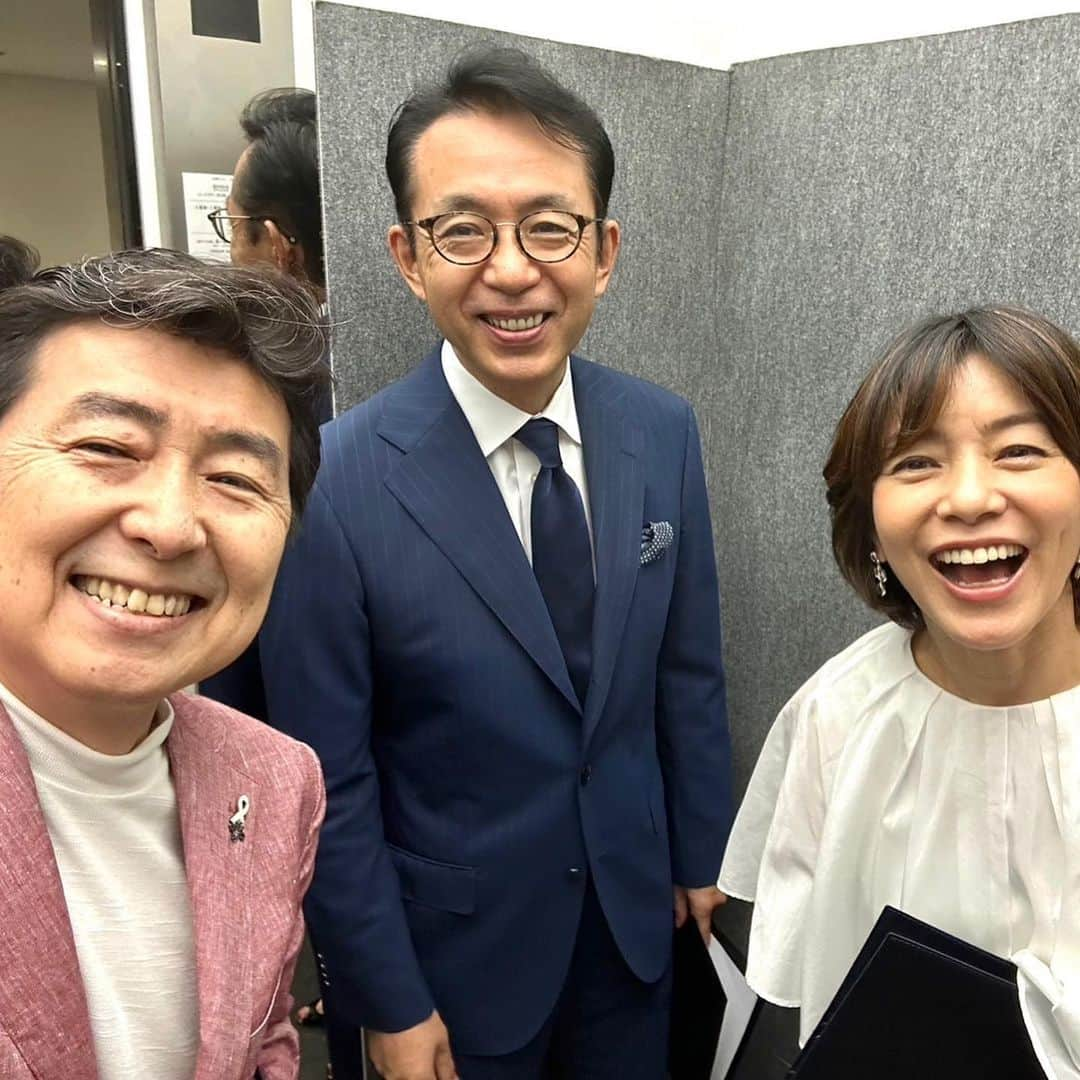 笠井信輔さんのインスタグラム写真 - (笠井信輔Instagram)「31年ぶりのスリーショットです。いやーこんなことってあるんですね  福澤朗くんと八木亜希子ちゃんと 一緒に仕事をしたんです  もう嬉しくてね 特に八木ちゃんが喜んでた  福澤くんと八木ちゃんは同期で 私は、1つ上の元局アナ仲間  もちろん、それぞれ会ってはいます ヤギちゃんはフジテレビの後輩ですし 福ちゃんはオールラウンド、同じ事務所仲間  でも、この3人で顔を合わせるのはほんとにひさしぶり  たまたま、1992年4月20日に 3人でカラオケボックスに行った31年前の写真を 私がスマホの中に持っていたんです  二人それを見せたら さらに盛り上がっちゃって  福澤くんが、 「これとおんなじポーズすればいいんだよ」  それで撮った写真 いかがでしょう  3人とも髪型が、変わってない(笑) 服装まで似てる‼️  アナウンサーなんてそんなものです　 ファッションに関して攻めない… 人が多い（笑）  結構保守的なんです  私たち3人が参加したのは 【オトブミ集〜絆】 と言うプロジェクトです  日本を代表する音楽家であり 映画音楽作曲家である 岩代太郎さんが立ち上げた活動で  日本の若者たちに、心に残る詩を届けたい 座右の銘となるような詩を届けたい  その詩を様々な人に朗読してもらって、音楽と共に無料でインターネット配信するNPO法人を立ち上げたのです  そのお披露目となる収録に3人で参加させていただきました  進行は元日本テレビの松本志のぶさん、岩代太郎さんの妻（中央）です  岩代太郎さんの情緒豊かなピアノに合わせる形で 私が読んだ詩は 国境なき医師団の看護師さん 白川優子さんが書かれた詩　  『自分の命、みんなの命』  紛争地帯や難民キャンプに17回も足を運んでいる白川さんの心の内が書かれていました  さらには、イランイラク戦争で家族と生き別れて孤児院で生活した戦争孤児だったサヘル・ローズさんの詩  『生まれてきたアナタへ』  どちらも、このプロジェクトのために書かれた詩で、大変心に残る作品 一生懸命朗読させていただきました  収録の最後には、このプロジェクトのために詩をを書かれた皆さんとの記念撮影もありました  国境なき医師団、看護師、白川さんとも  これも福澤くんが提案したことでした  ネットで皆さんに聞いていただけるタイミングが来たら改めてご紹介しますね  素敵な試みですから それまでお待ち下さい  【オトブミ集〜絆】は、 10年間で100遍の詩を、インターネットで皆さんにお届けしようと言う試みです  これから、よろしくお願いします  「これから、10年ごとに、同じ写真を撮りましょう」by福ちゃん  賛成‼️」6月30日 19時38分 - shinsuke.kasai