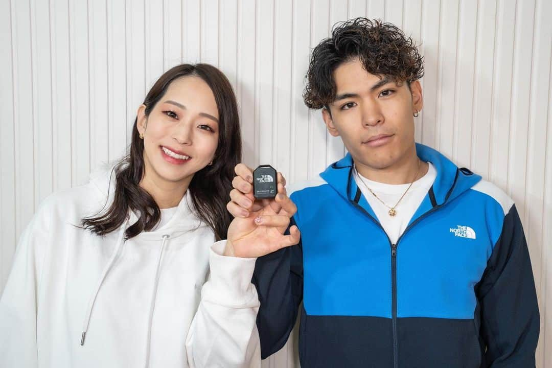 楢崎智亜のインスタグラム：「家族が増え、今まで以上に心配事をできるだけなくしていきたい。 けれども、クライマーとして屋内の施設だけではなく、自然の中に登りに行くこともあります⛰  何が起こるか分からない自然で、もしもの時に何も出来ない状況は命に関わることもあります。  ココヘリがあれば僕の事はもちろん、家族にも安心してもらえます。 これからも帰りを待つ人のためにココヘリを持ちます🚁  @cocoheli_official #ココヘリ  #cocoheli  #登山  #山のお守り  #家族のために  #ココにいるよ  #PR」