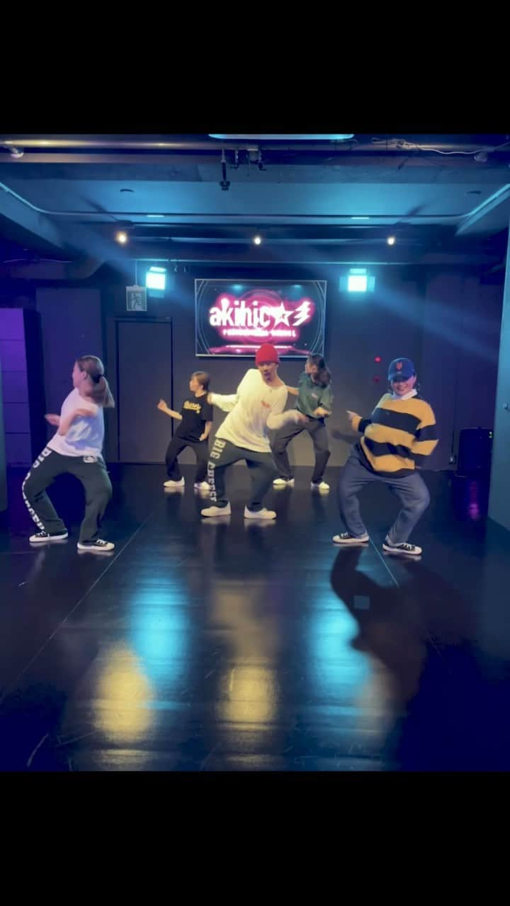 akihicのインスタグラム：「ー Basic Steps ー  #studioinherit #tokyo #shibuya #dance #lesson #basicsteps #hiphopbasic #professionalcourse #dancereels #music  #chingy #ダンス動画」