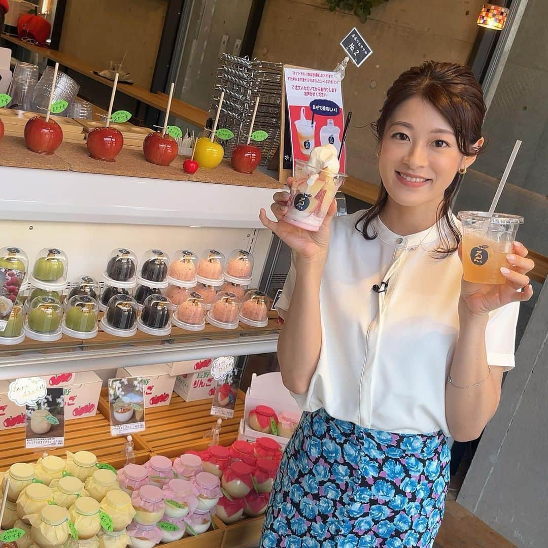 小宮山瑞季のインスタグラム：「長野市にあるリンゴをメインにしたスイーツ店  #ゑびす堂 🍎 きのうのみんなの信州でご紹介しました★  りんごジュースはもちろん、 りんご飴に、りんごプリン、りんごかき氷と おいしい信州りんごをつかったスイーツが ズラーっと並んでいました😎✨♥️  私のおすすめは、このじめじめした暑い日に 食べたくなる  #りんごかき氷 🍎✨ ふわふわの氷に、りんごソースがたっぷり！ ジャム？と思うほど、濃厚なんです！  さらに、かき氷の上には 自家製のりんごコンポートも！！！ スッキリした甘さでおいしかったです🌼🌼🌼  これだけおすすめして、 かき氷の写真なくてすみません😅 お店に行った際は試して見てください☺️🍀✨   #長野市  #nagano  #長野市スイーツ  #りんごスイーツ  #専門店  #みんなの信州  #apple  #りんご飴  #りんごプリン  #りんごジュース  #りんごづくし  #かき氷  #shavedice  #おすすめスイーツ  #夏スイーツ  #長野おでかけ  #おでかけスポット  #長野放送  #アナウンサー  #小宮山瑞季」