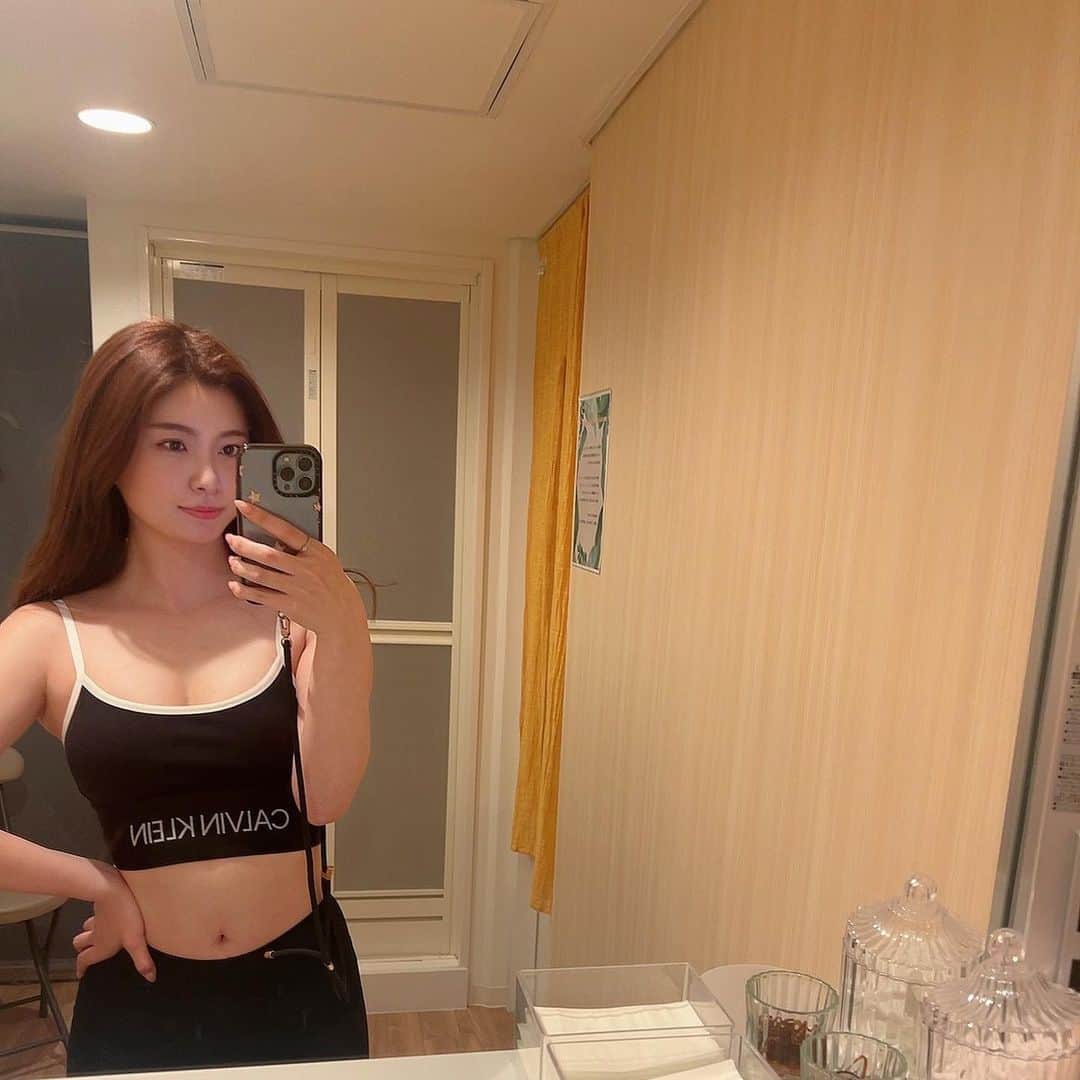 八軒あやねのインスタグラム：「ピラティス3回目🧘‍♀️✨ @pilatesstudio_vitarise   ちょーっとずつできるようになってきました🥰  背中、二の腕、腹筋 全部していただきました🏋️‍♀️  インナーマッスルまだまだなので プルプル震える🤣😂  パーソナルなので私のペース、体力に合わせて丁寧にしてくださるので安心です😌✨  引き締めるために！！！ ダイエットのために！！ 健康のために！！ 頑張ります🤝💕  #ピラティススタジオ大阪 #vitarise #ピラティスデビュー　#肩凝り改善 #ストレートネック　#ボディメンテナンス #関西モデル　#pr」