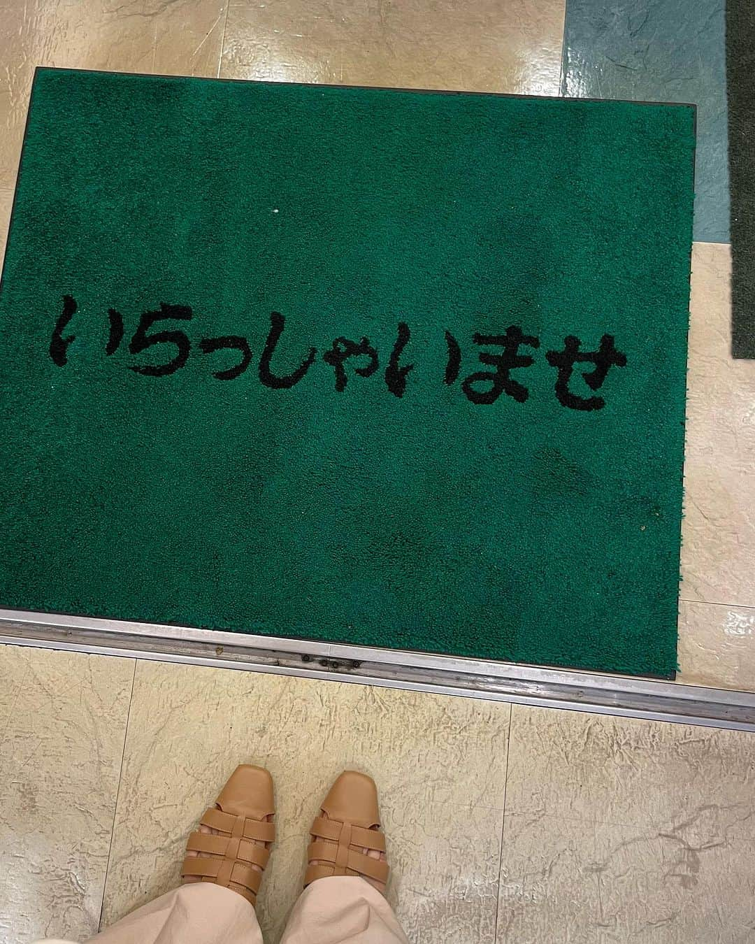 Aoiさんのインスタグラム写真 - (AoiInstagram)「老舗の珈琲館で一休み🫰　　  @coffeekan_official  全国展開している珈琲館で夏の期間限定ドリンク、2種の贅沢なマンゴードリンクが新登場🥭  「2種のマンゴーフロスティ〜アルフォンソマンゴー、アップルマンゴー使用〜」 「2種のマンゴークリームソーダ〜アルフォンソマンゴー、アップルマンゴー使用〜」 を両方とも頂きました❤️  マンゴーの王様「アルフォンソマンゴー」と芳醇な香りの「アップルマンゴー」が贅沢に使用された濃厚なドリンクはどちらも最高に美味しくて、暑い日にぴったりの爽やかさ✨  8月31日の期間限定メニューなので是非食べに行ってみてね🫰 テイクアウトも出来るそうなので、外でも飲んでみたいなぁ💕  私は渋谷店に行きましたが、レトロで落ち着いた雰囲気に癒されました☺  #sponsored #珈琲館 #喫茶店 #レトロ喫茶 #サンドイッチ」6月30日 19時44分 - aoioa