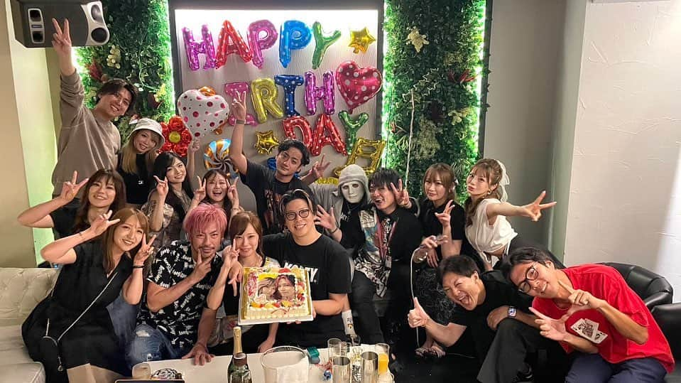 かおかおのインスタグラム：「まいちゃんのお誕生日会🩵💙 素敵カップルに幸せおすそ分けしてもらった😌🫶一緒にお祝い出来て嬉しかったなー🥰  東京来てからプライベートすごく楽しいし充実してる🥰 陰キャのコミュ障ですが、これから仲良くしてください🌈🙇‍♂️ 札幌の友達もみんな東京住んで欲しいなぁᜊ•ᴗ•ᜊ💓💓  #ソロモン #キャバ嬢 #キャバクラ #東京 #歌舞伎町 #美女 #美人 #美容 #ラウンジ #ガールズバー #飲み屋 #水商売 #呑み #キャバ #かわいい女の子 #ニュークラ嬢#ポケパラ #ナイツ #ニュークラ #東京グルメ #札観光 #likeforlike #follow4follow #ドレス #シャンパン #キレイ ⁡ 皆様のタグがわからなかったです😂🥲」