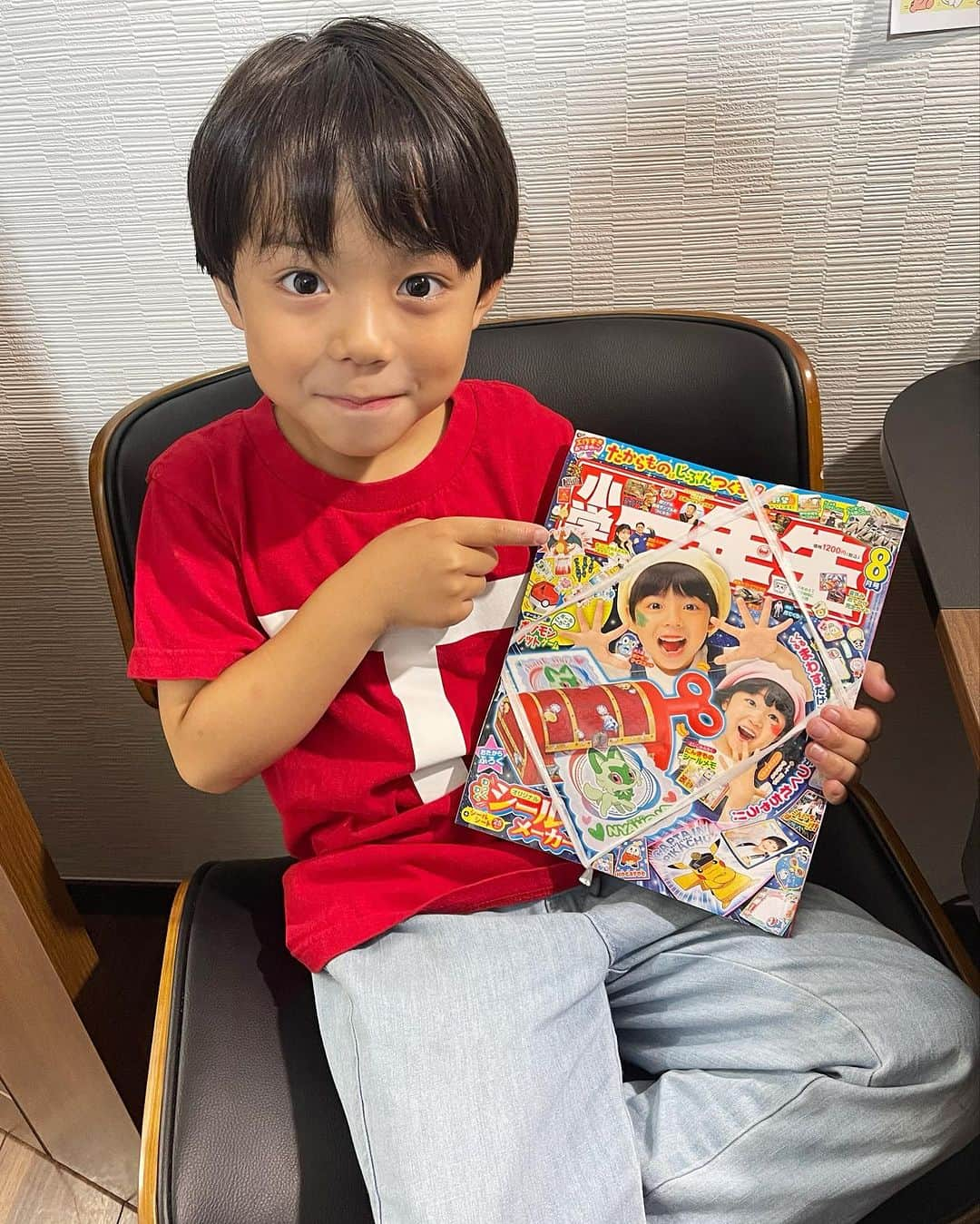 恒松あゆみのインスタグラム：「「小学一年生」8月号、本日発売です！  今月号も読み応えたっぷり！ 息子よりも夢中になって読んでしまいました(笑)。  そして！ ふろくがすごい！ オリジナルのシールが作れるシールメーカー！ どんなシールを作ろうか、親子でわくわくしています💕  2枚目の写真は、表紙撮影時のオフショット。 カメラマンさんが用意してくださった、『かっこいい統真』と『つるつる頭の統真』のイラストです。 「なんでつるつるなの〜(笑)！！」と言いつつすっかり気に入ってしまった息子は、自分の部屋に飾っています😆   #小学一年生 #付録 #シールメーカー #母も欲しい   #テアトルアカデミー #齋藤統真」