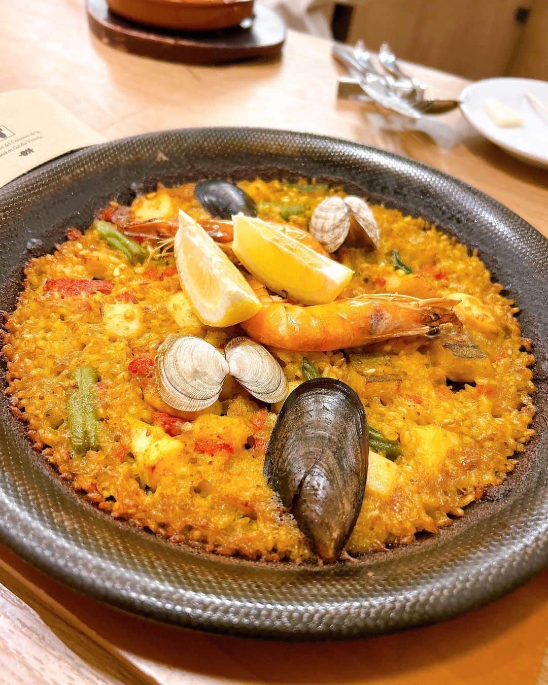 雪音まりな（まーりん）のインスタグラム：「中目黒にあるスペイン料理屋さん @elchateonakameguro  こちらでは、パエリアコンクール入賞実績のあるパエリアを頂けます💓🥘 熱々のパエリアは魚介の旨みがしっかりと出ていて、おこげもあり、本当に美味しかったです🤤 今回はコース料理で頂いたのですが、パエリアの他にもスペイン産ホワイトアスパラのサラダ、スペインタパスの盛り合わせ、マッシュルームのアヒージョなどを頂きましたが、どれも本格的で本場のお味で大満足です💮特にマッシュルームが大きくてコリコリで美味しかったぁ〜🤤タパスも沢山の種類で提供頂けたのでお酒のおつまみにピッタリでした。 駅近で内装もおしゃれでおすすめです⭐️  . . .  PR @elchateonakameguro #パエリア #中目黒ディナー #中目黒バル　 #ワイン　 #エルチャテオ中目黒店 #中目黒パエリア」