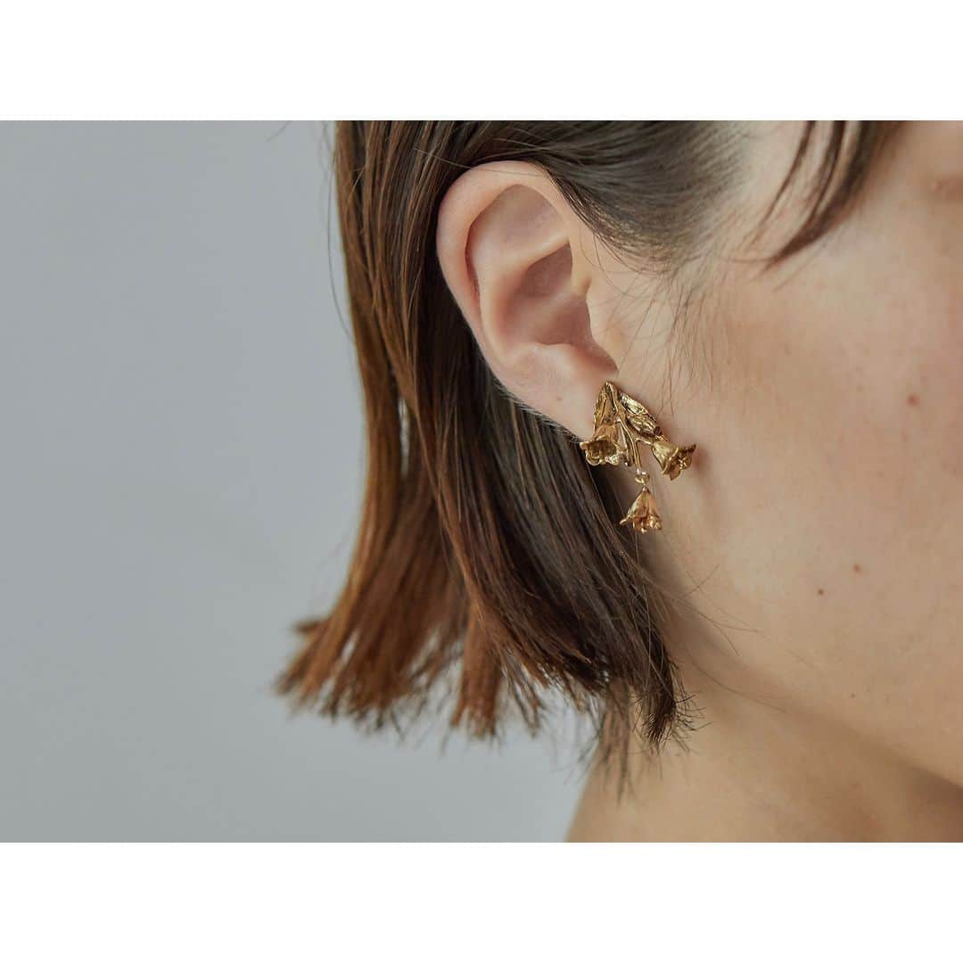 エムスールさんのインスタグラム写真 - (エムスールInstagram)「\ birth flower / ⁡ 7月の誕生花シリーズ ⁡ ⁡ m.soeurがオリジナルでお作りしている 7月の誕生花 × 誕生石の メタルアクセサリーシリーズ。 ⁡ ⁡ ⁡ ＝＝＝＝＝＝＝＝＝ ⁡ 誕生花：ヒメシャジン ⁡ 花言葉は「可憐な振る舞い」 ⁡ 誕生石：ルビー ⁡ item ⁡ ＊ピアス ＊イヤリング ＊リング ⁡ material：silver / brass ⁡ ＝＝＝＝＝＝＝＝＝ ⁡ ⁡ ⁡ ヒメシャジン…といっても ⁡ 聞きなれない名前かもしれません。 ⁡ ⁡ 高山に生息する植物で 街での日常生活で見かけることはなかなかありません。 ⁡ ⁡ 青紫色のお花は 釣鐘のような形が特徴的。 ⁡ その形をそのままイメージしてお作りしたのが m.soeurのヒメシャジンシリーズです。 ⁡ ⁡ ピアス/イヤリングだけでなく ⁡ リングに咲いた1輪のお花も  ゆらりと揺れるのがポイント。 ⁡ ⁡ 揺れ感を楽しんでいただきたいシリーズです。 ⁡ ⁡ ⁡ 7月の誕生日ギフトにぴったりなアイテム。 ⁡ 大切な方へ、ご自身へのギフトに、 みなさまぜひチェックしてくださいね…* ⁡ ⁡ ⁡ ⁡ ⁡ #m_soeur #msoeur #エムスール ⁡ #7月 #7月の誕生花 #誕生花 #誕生石 #7月の誕生石 #ヒメシャジン #ルビー #7月の誕生日プレゼント #誕生日プレゼント #誕生日ギフト #7月のギフト #ギフト #プレゼント #ハンドメイドアクセサリー #真鍮ピアス #真鍮イヤリング #真鍮リング #真鍮アクセサリー #シルバーアクセサリー #シルバー #お花リング」6月30日 20時00分 - m_soeur