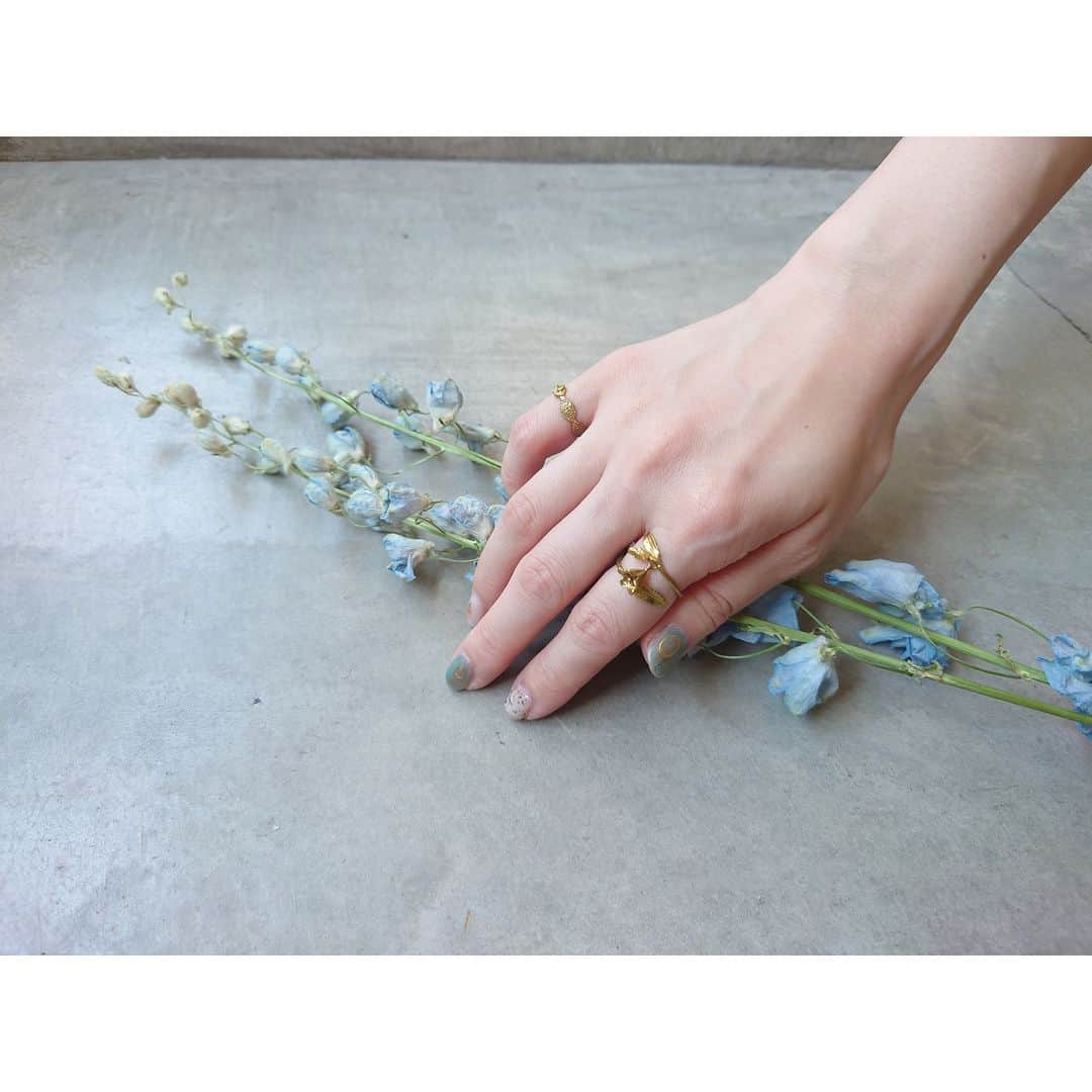 エムスールさんのインスタグラム写真 - (エムスールInstagram)「\ birth flower / ⁡ 7月の誕生花シリーズ ⁡ ⁡ m.soeurがオリジナルでお作りしている 7月の誕生花 × 誕生石の メタルアクセサリーシリーズ。 ⁡ ⁡ ⁡ ＝＝＝＝＝＝＝＝＝ ⁡ 誕生花：ヒメシャジン ⁡ 花言葉は「可憐な振る舞い」 ⁡ 誕生石：ルビー ⁡ item ⁡ ＊ピアス ＊イヤリング ＊リング ⁡ material：silver / brass ⁡ ＝＝＝＝＝＝＝＝＝ ⁡ ⁡ ⁡ ヒメシャジン…といっても ⁡ 聞きなれない名前かもしれません。 ⁡ ⁡ 高山に生息する植物で 街での日常生活で見かけることはなかなかありません。 ⁡ ⁡ 青紫色のお花は 釣鐘のような形が特徴的。 ⁡ その形をそのままイメージしてお作りしたのが m.soeurのヒメシャジンシリーズです。 ⁡ ⁡ ピアス/イヤリングだけでなく ⁡ リングに咲いた1輪のお花も  ゆらりと揺れるのがポイント。 ⁡ ⁡ 揺れ感を楽しんでいただきたいシリーズです。 ⁡ ⁡ ⁡ 7月の誕生日ギフトにぴったりなアイテム。 ⁡ 大切な方へ、ご自身へのギフトに、 みなさまぜひチェックしてくださいね…* ⁡ ⁡ ⁡ ⁡ ⁡ #m_soeur #msoeur #エムスール ⁡ #7月 #7月の誕生花 #誕生花 #誕生石 #7月の誕生石 #ヒメシャジン #ルビー #7月の誕生日プレゼント #誕生日プレゼント #誕生日ギフト #7月のギフト #ギフト #プレゼント #ハンドメイドアクセサリー #真鍮ピアス #真鍮イヤリング #真鍮リング #真鍮アクセサリー #シルバーアクセサリー #シルバー #お花リング」6月30日 20時00分 - m_soeur
