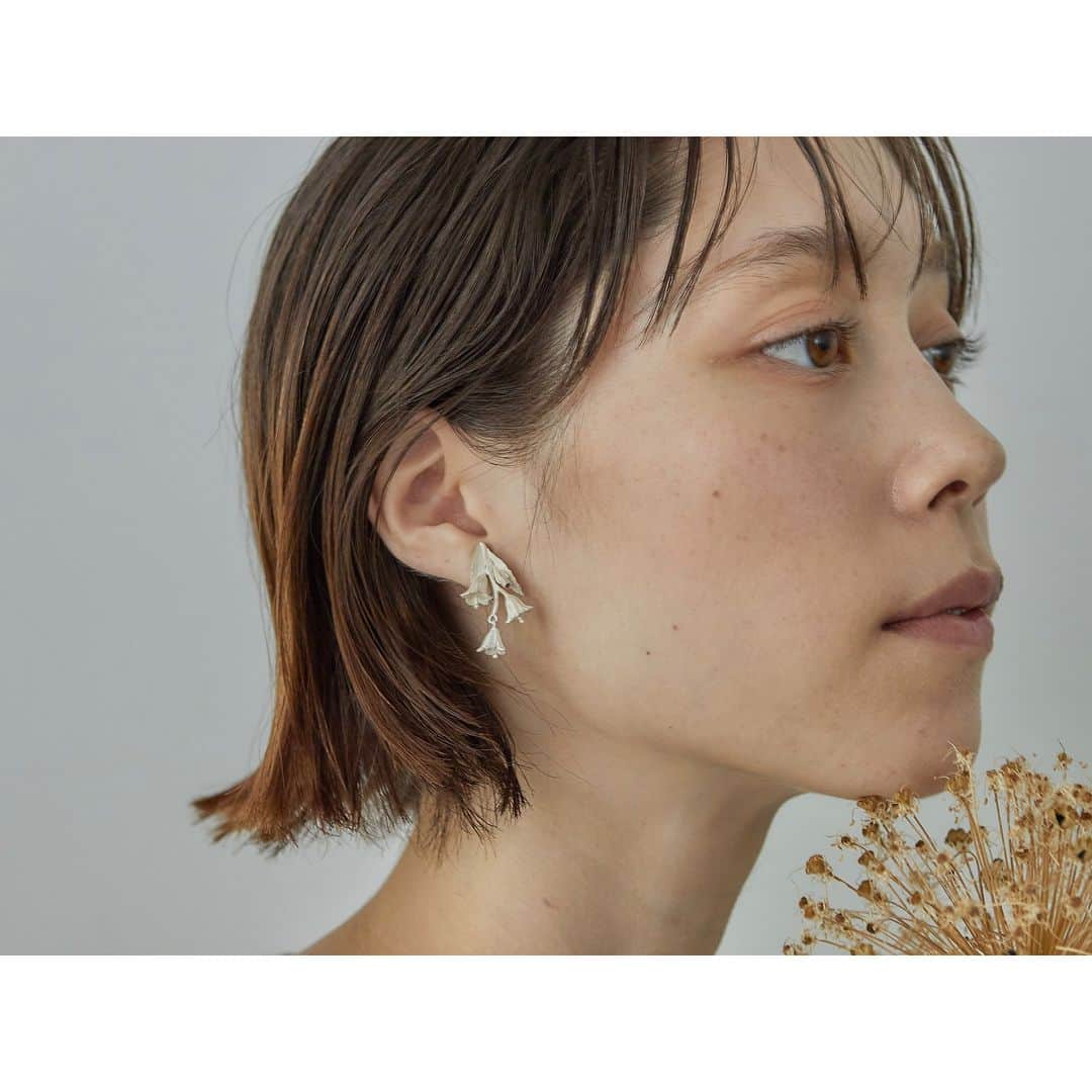 エムスールさんのインスタグラム写真 - (エムスールInstagram)「\ birth flower / ⁡ 7月の誕生花シリーズ ⁡ ⁡ m.soeurがオリジナルでお作りしている 7月の誕生花 × 誕生石の メタルアクセサリーシリーズ。 ⁡ ⁡ ⁡ ＝＝＝＝＝＝＝＝＝ ⁡ 誕生花：ヒメシャジン ⁡ 花言葉は「可憐な振る舞い」 ⁡ 誕生石：ルビー ⁡ item ⁡ ＊ピアス ＊イヤリング ＊リング ⁡ material：silver / brass ⁡ ＝＝＝＝＝＝＝＝＝ ⁡ ⁡ ⁡ ヒメシャジン…といっても ⁡ 聞きなれない名前かもしれません。 ⁡ ⁡ 高山に生息する植物で 街での日常生活で見かけることはなかなかありません。 ⁡ ⁡ 青紫色のお花は 釣鐘のような形が特徴的。 ⁡ その形をそのままイメージしてお作りしたのが m.soeurのヒメシャジンシリーズです。 ⁡ ⁡ ピアス/イヤリングだけでなく ⁡ リングに咲いた1輪のお花も  ゆらりと揺れるのがポイント。 ⁡ ⁡ 揺れ感を楽しんでいただきたいシリーズです。 ⁡ ⁡ ⁡ 7月の誕生日ギフトにぴったりなアイテム。 ⁡ 大切な方へ、ご自身へのギフトに、 みなさまぜひチェックしてくださいね…* ⁡ ⁡ ⁡ ⁡ ⁡ #m_soeur #msoeur #エムスール ⁡ #7月 #7月の誕生花 #誕生花 #誕生石 #7月の誕生石 #ヒメシャジン #ルビー #7月の誕生日プレゼント #誕生日プレゼント #誕生日ギフト #7月のギフト #ギフト #プレゼント #ハンドメイドアクセサリー #真鍮ピアス #真鍮イヤリング #真鍮リング #真鍮アクセサリー #シルバーアクセサリー #シルバー #お花リング」6月30日 20時00分 - m_soeur