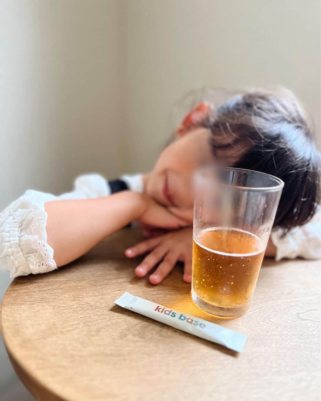 菅谷梨沙子さんのインスタグラム写真 - (菅谷梨沙子Instagram)「この頃は子供たちがずっと風邪で、心配な日が続いたけどようやくよくなってきた😢 数日間だけ2人とも抗生物質を飲まないといけなかったので、飲み物やヨーグルトにkidsbase ( @aubinc_official )をいれて腸育スタート🥛  腸内環境のベースは2-6歳で決まるらしいので、できるうちに！✨ 無味無臭だし、すぐに溶けるので飲み物や食べものにいれて使ってます！  ちなみに私は大人用のサプリを飲んでいる😙 それはまた今度載せようかなぁ。 美容も健康であるのもやっぱり腸からだと思っているので、インナーケアは怠らずです💪🏻  #kidsbase #aubforkids  #kidsbaseでおなかケア #子ども腸育」6月30日 19時59分 - risako_sugaya