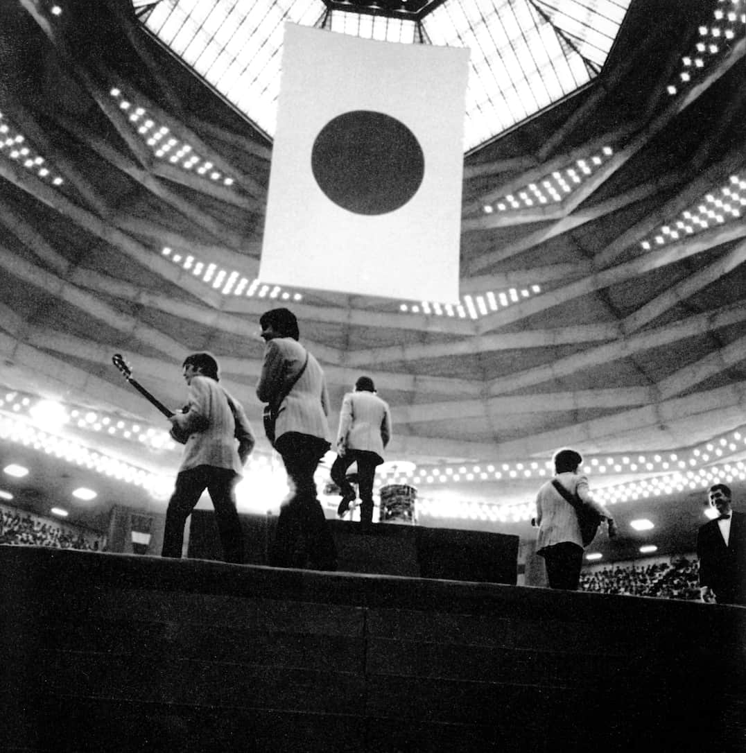 The Beatlesさんのインスタグラム写真 - (The BeatlesInstagram)「#OTD in #1966 #TheBeatles play the first of five concerts at the Nippon Budokan Hall, #Tokyo   “When we came off the plane, we were put in little 1940s-type cars along with policemen dressed in metal helmets, like Second World War American soldiers' helmets. We were driven in convoy into town and taken to the Tokyo Hilton where we were put in our upstairs suite – and that was it. We were only allowed out of the room when it was time for the concert.” - George   @georgeharrisonofficial @ringostarrmusic @johnlennon @paulmccartney   Photo © Apple Corps Ltd.」6月30日 20時00分 - thebeatles
